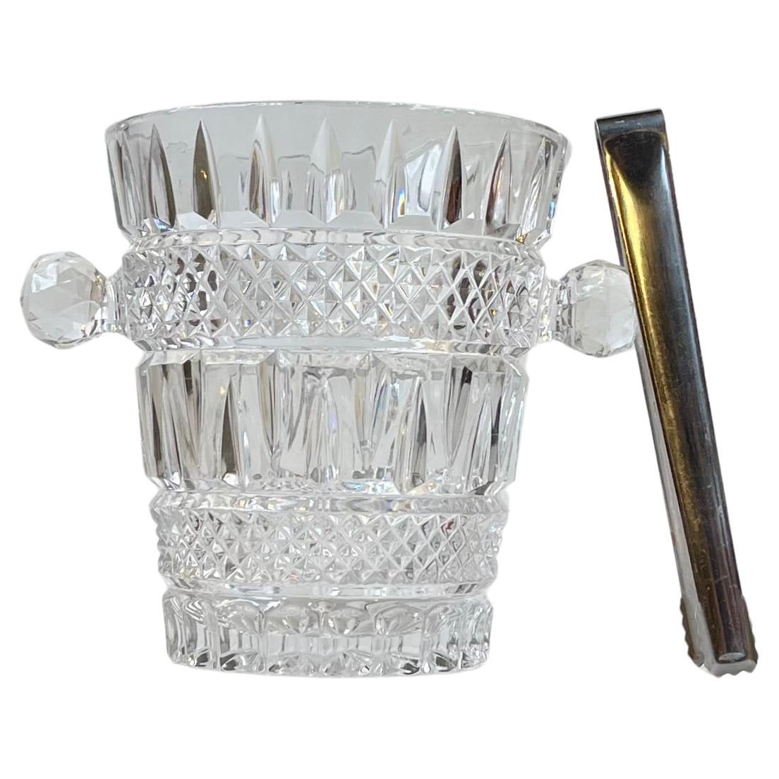 Cubitera italiana moderna de cristal tallado con pinza, años 60