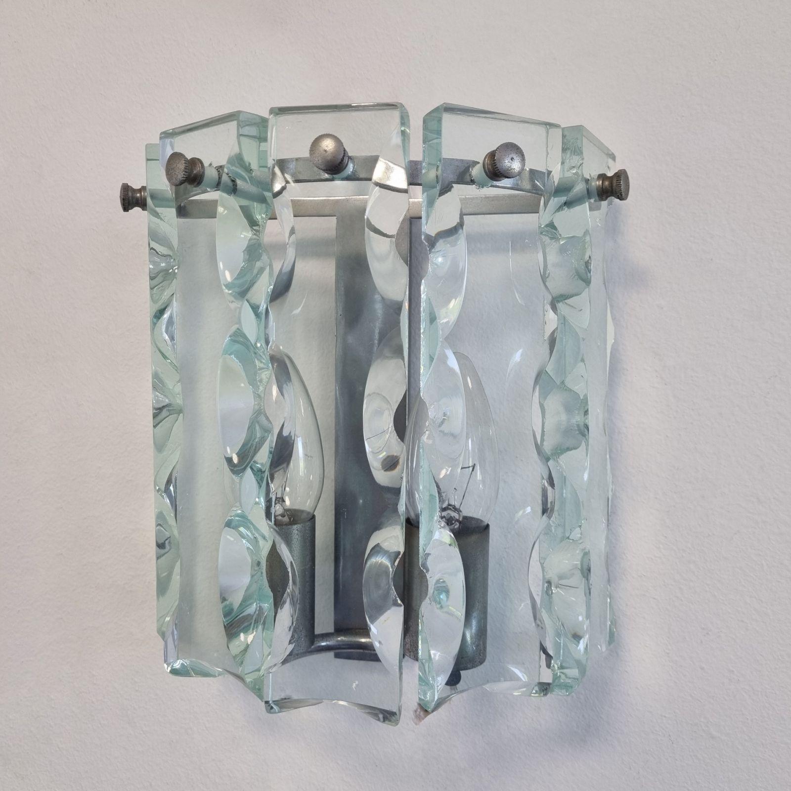 Moderne italienische Wandleuchter aus dickem geschliffenem Glas, hergestellt von Zero Quattro in den 70er Jahren. Keine Chips oder Risse. 
Volles Arbeiten mit EU-Standard und auch für USA-Standard.