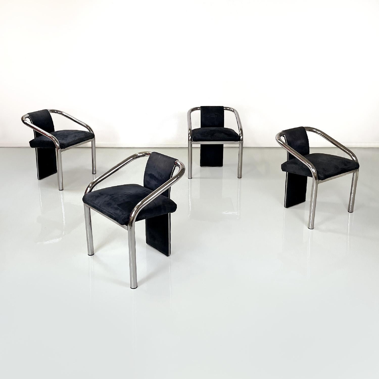 Chaises modernes italiennes en velours bleu foncé et métal chromé, années 1980
Ensemble de quatre chaises à assise rectangulaire. Le dossier s'étend jusqu'au sol et est recouvert de velours bleu foncé foncé comme l'assise. La structure est en acier