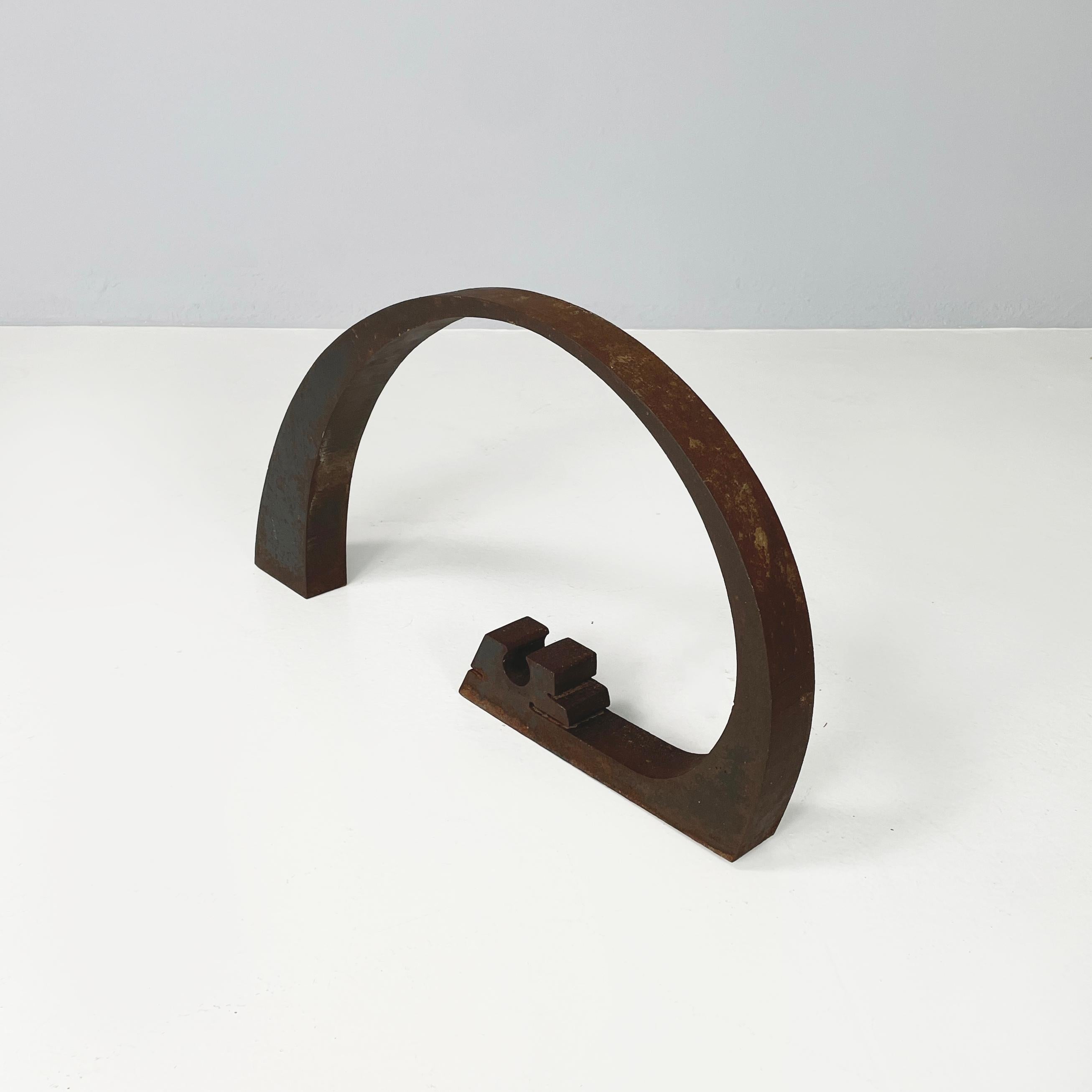 Italian modern Dark brown iron abstract sculpture by Edmondo Cirillo, 1970s
Dark brown iron sculpture. The subject is abstract and the silhouette is rounded.
Produced by Edmondo Cirillo in 1970s.
Good conditions. The metal is oxidized and shows