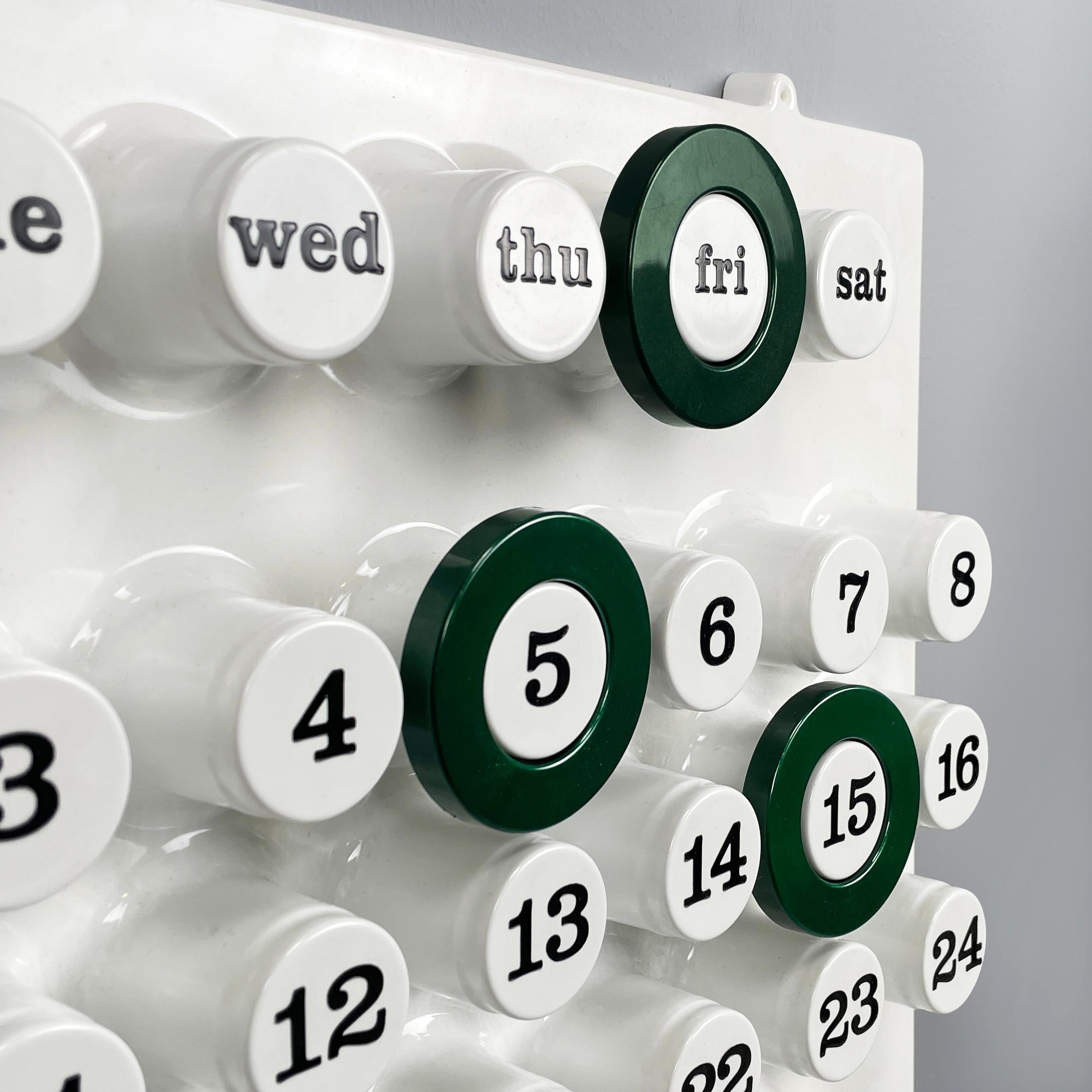 Italian modern dark green rings for the perpetual wall calendar by Ring A Date, 2020s
Set of 3 round rings for the perpetual wall calendar by Ring A Date, in forest green plastic. The ring has the function of marking the day, number and month on the