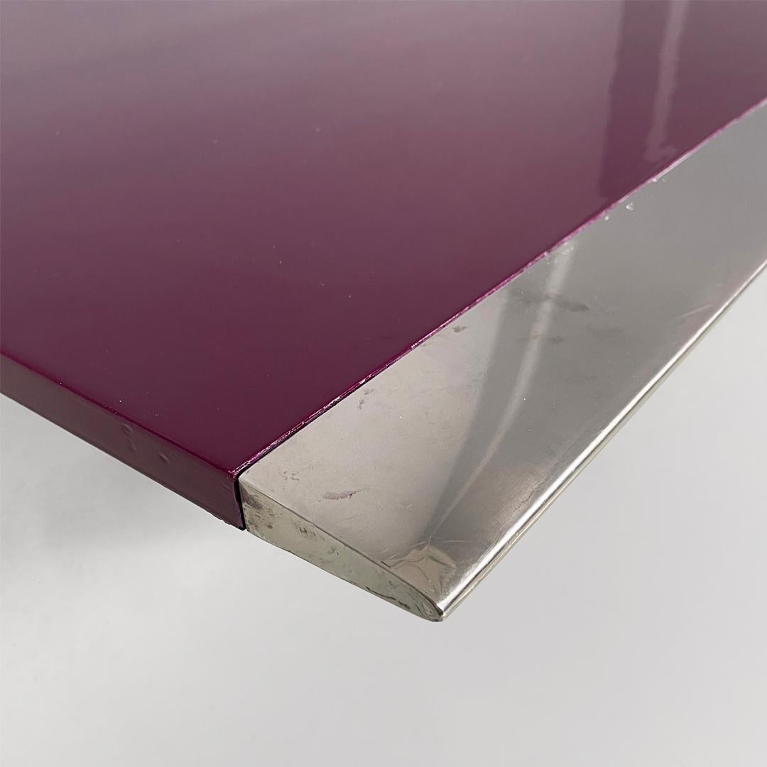 Mesa de centro moderna italiana de madera y metal lacada en morado oscuro, años 70 en venta 6