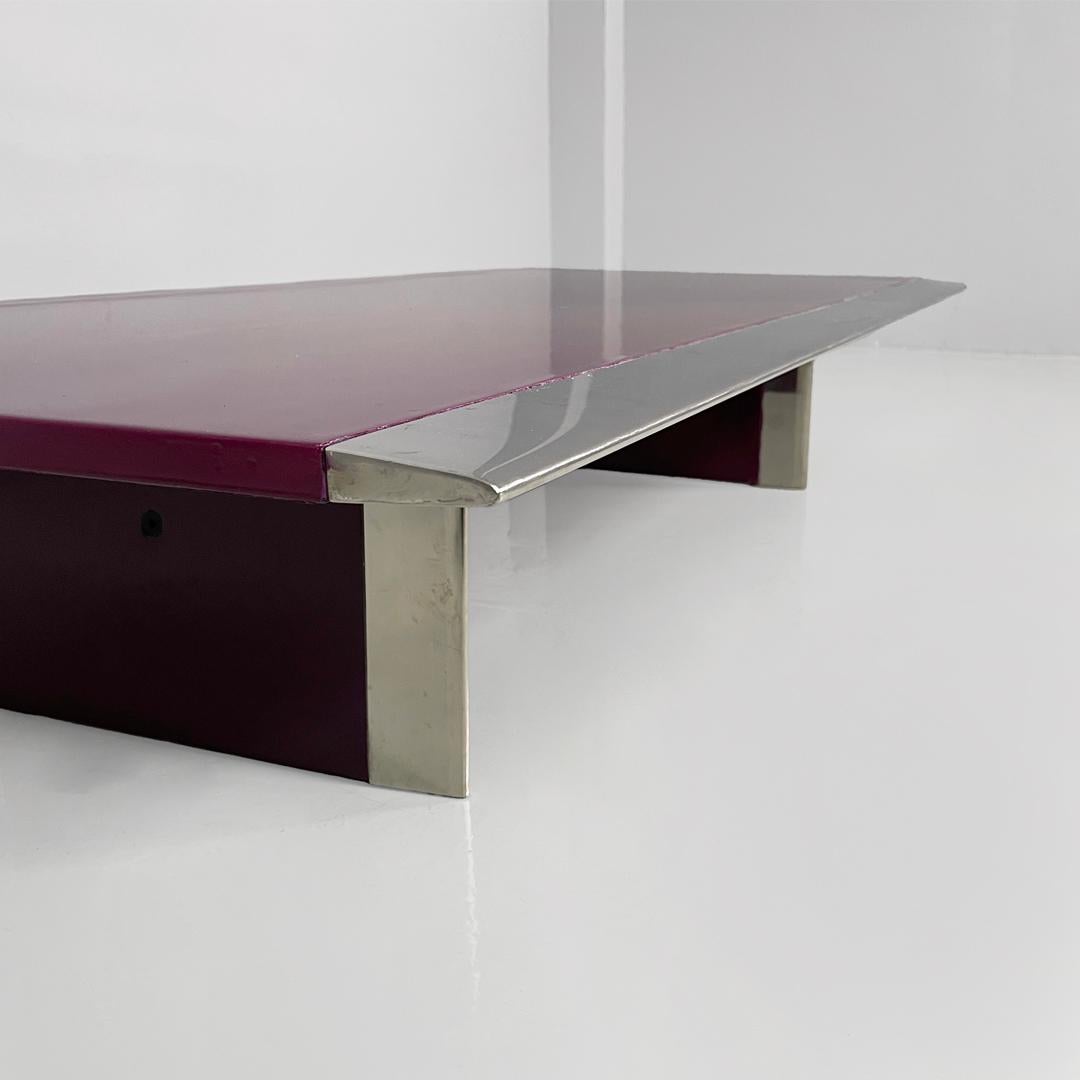 Mesa de centro moderna italiana de madera y metal lacada en morado oscuro, años 70 en venta 7