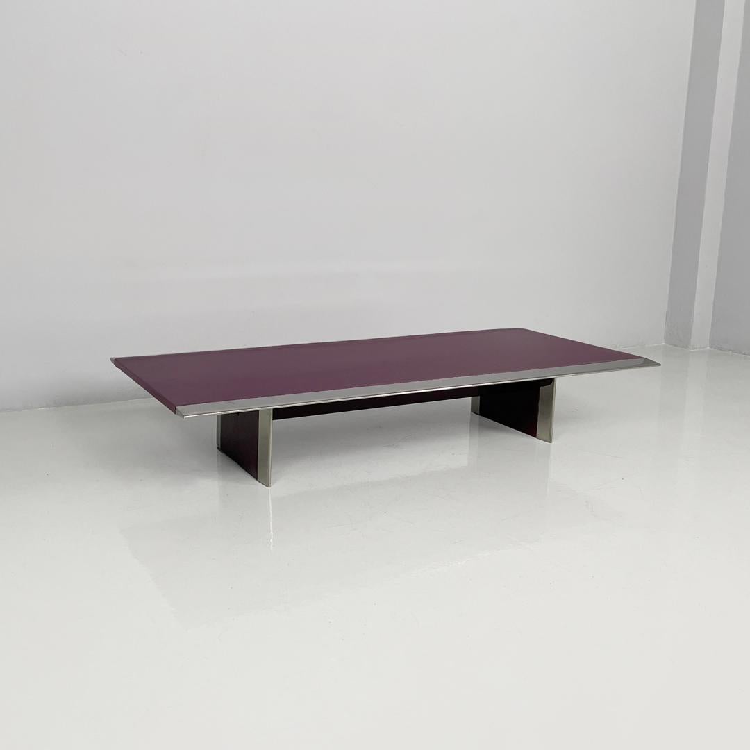 Mesa de centro moderna italiana de madera y metal lacada en morado oscuro, años 70 en venta 11