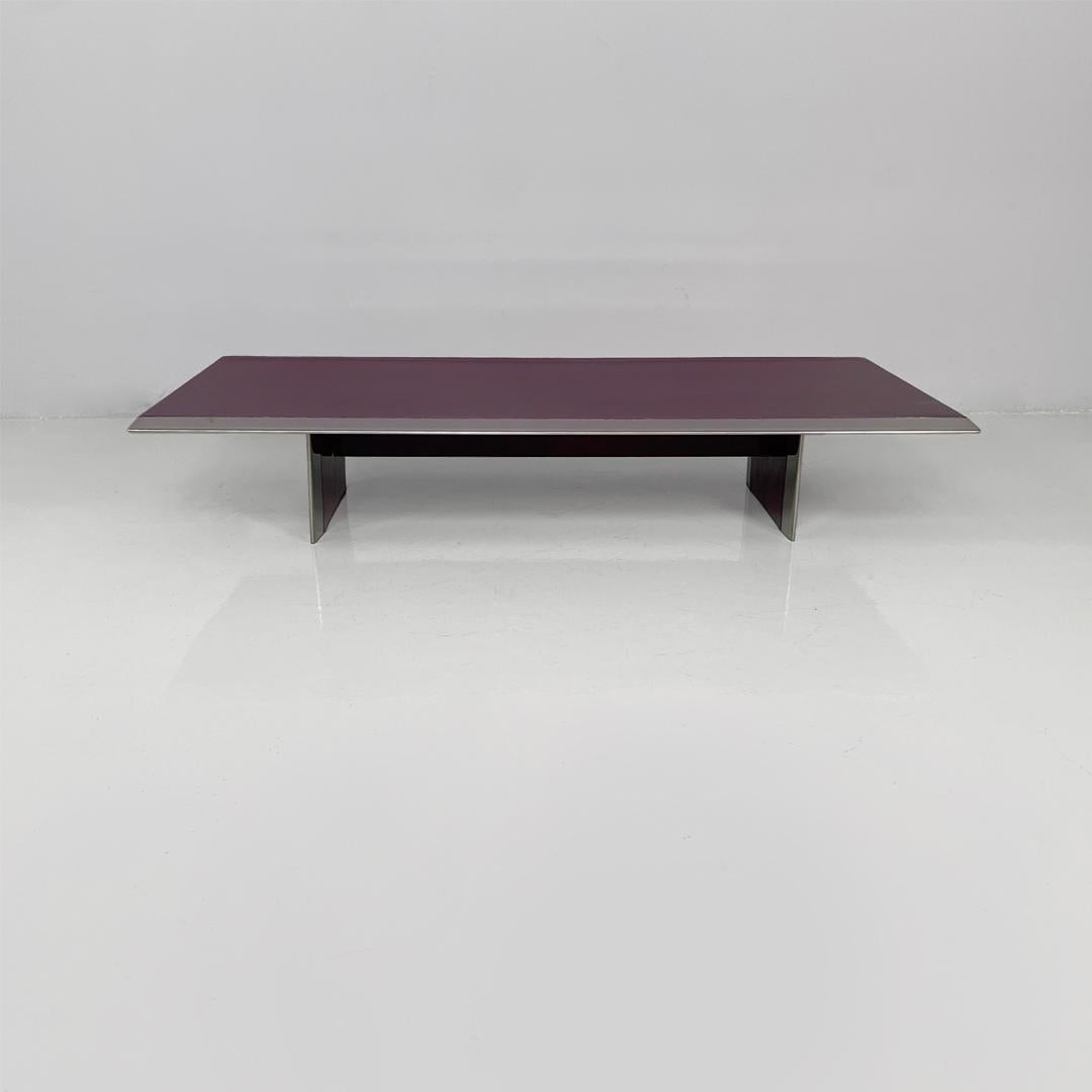 Mesa de centro moderna italiana de madera y metal lacada en morado oscuro, años 70 en venta 12