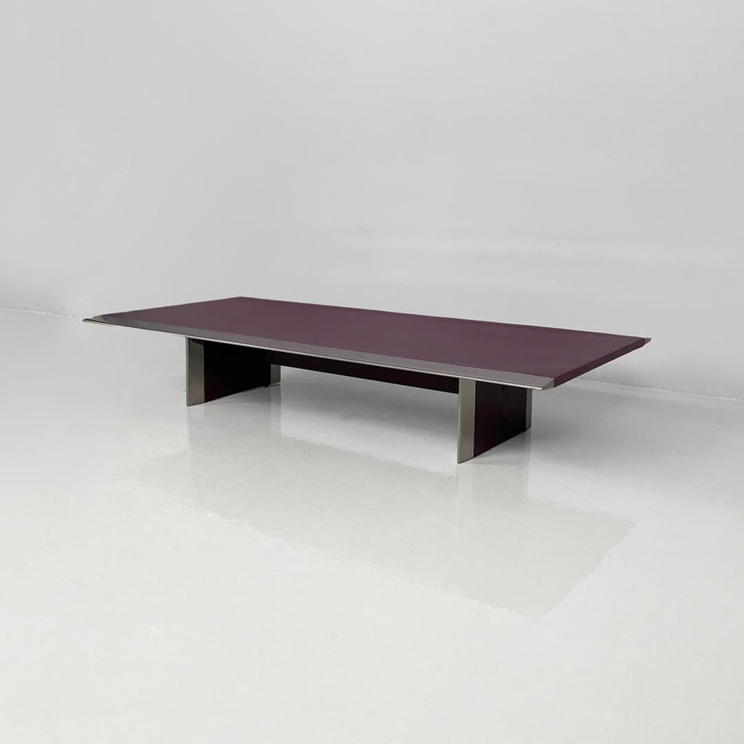 Mesa de centro moderna italiana de madera y metal lacada en morado oscuro, años 70 Italiano en venta