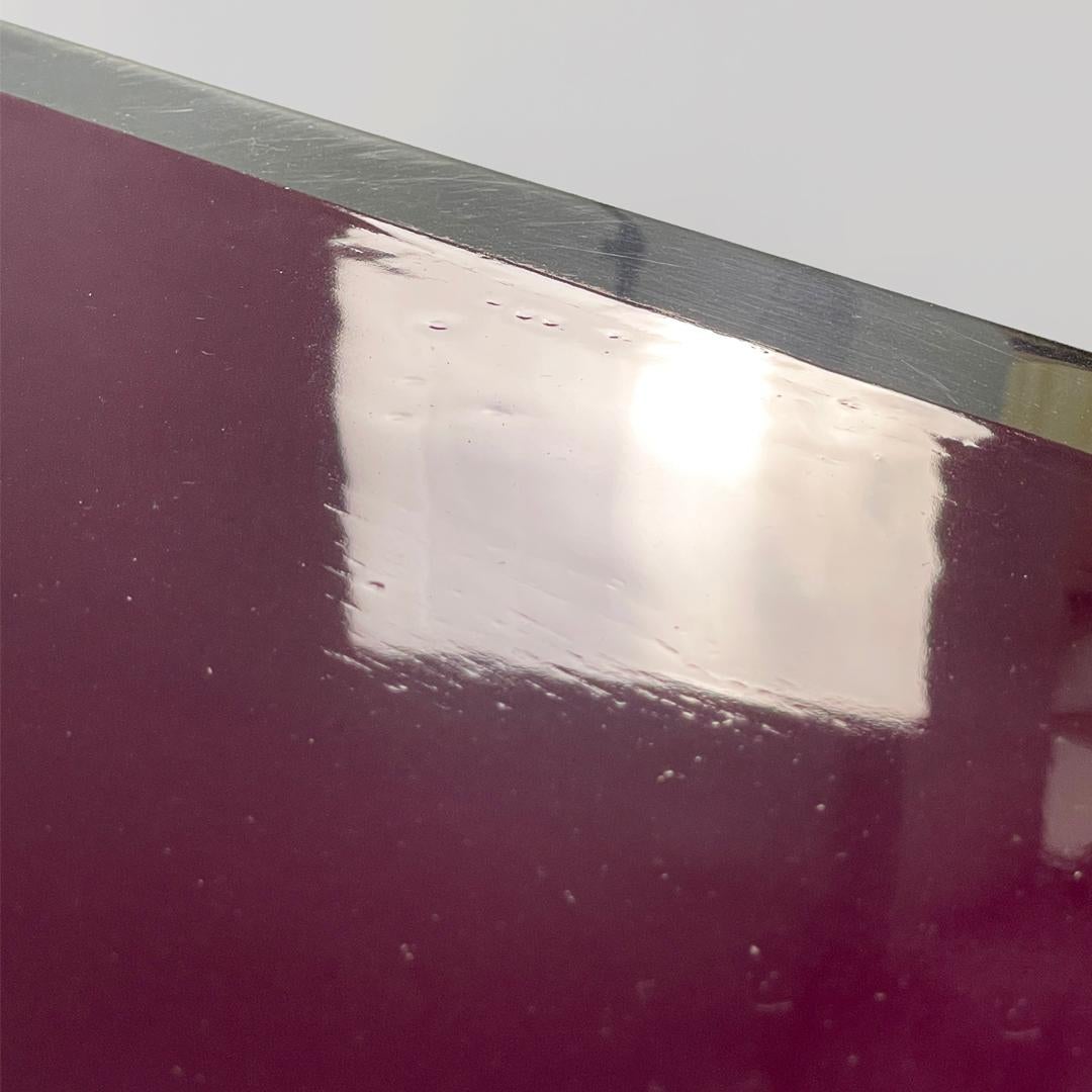 Mesa de centro moderna italiana de madera y metal lacada en morado oscuro, años 70 en Bueno estado para la venta en MIlano, IT