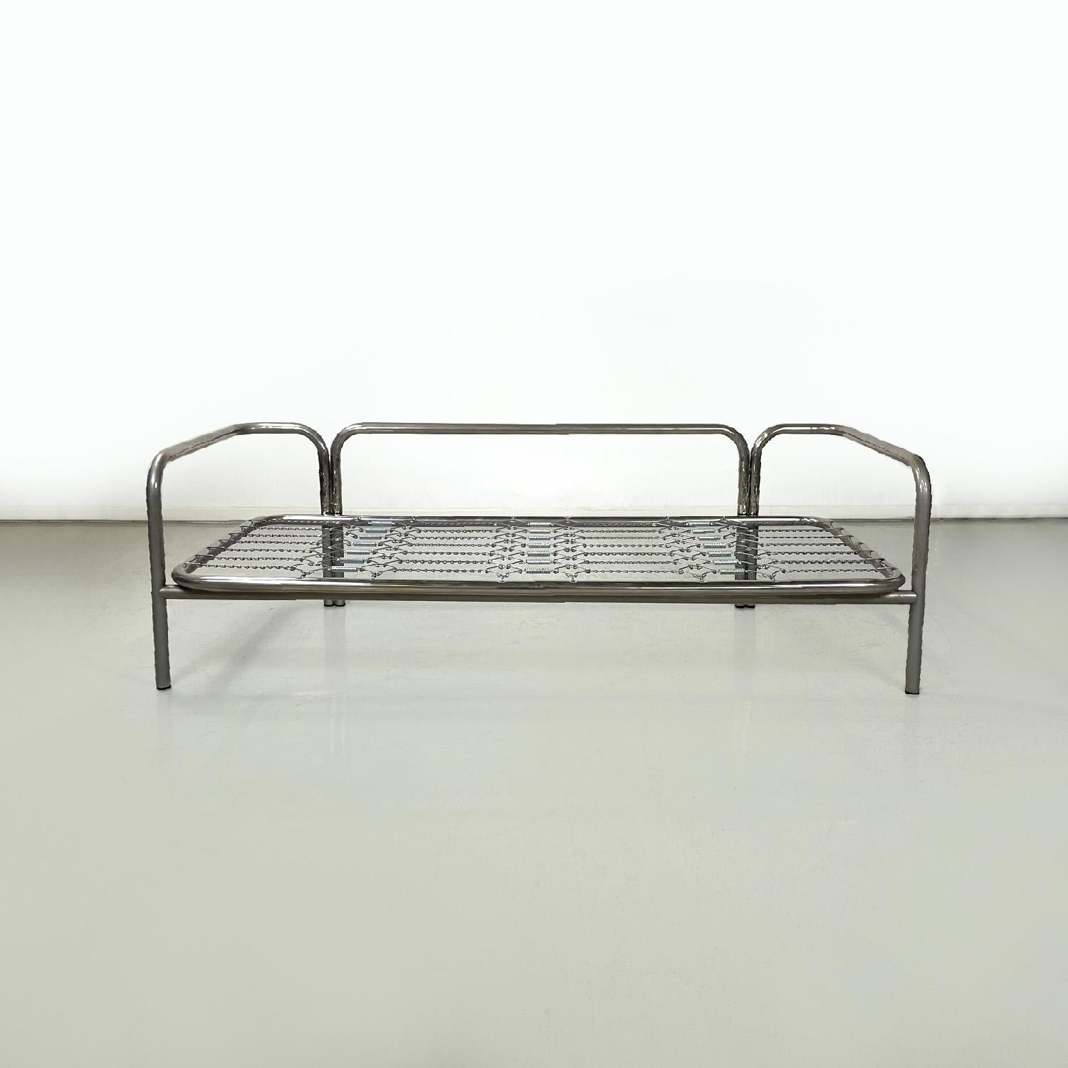 Italian modern daybed sofa Locus Solus by Gae Aulenti for Poltronova, 1970s
Daybed mod. Locus Solus with patina chromed metal structure. The structure is entirely made of tubular which is shaped by bending to form the backrest and armrests. The seat