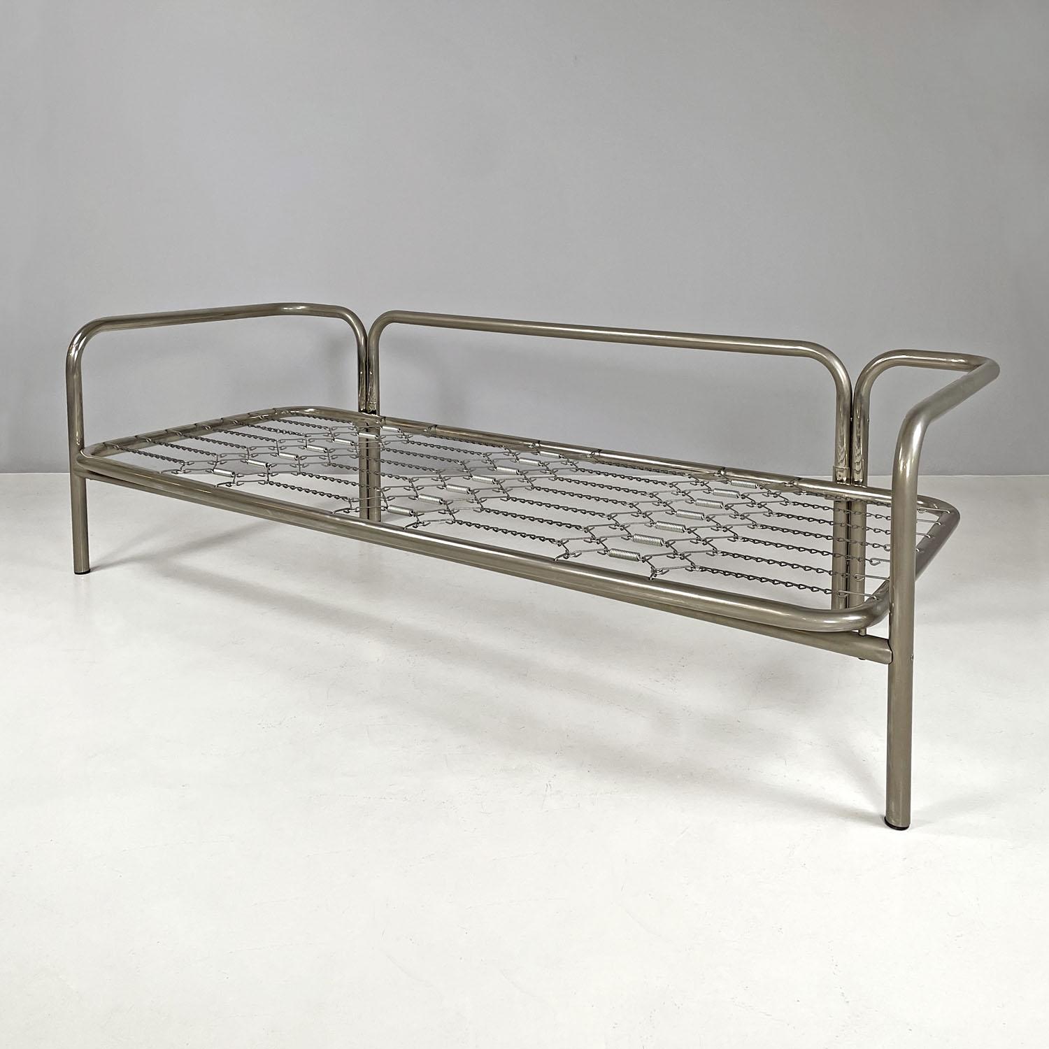 Italian modern daybed sofa Locus Solus by Gae Aulenti for Poltronova, 1970s
Daybed mod. Locus Solus with patina chromed metal structure. The structure is entirely in tubular, which is shaped by bending to form the backrest and armrests. The seat is