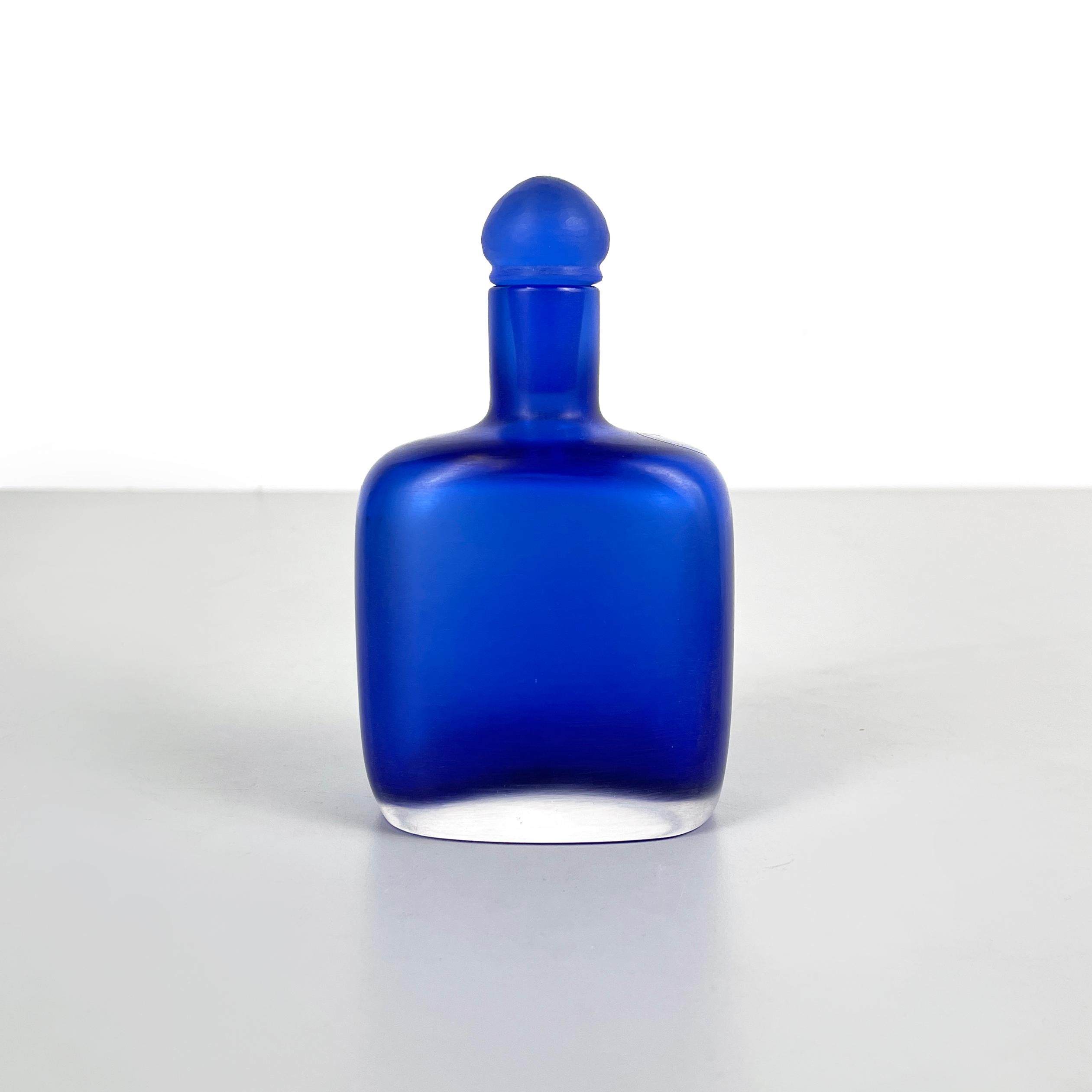 Italian modern Decorative bottle with cap in blue Murano glass by Venini, 1990s
Decorative bottle with a square base and rounded corners, in matt transparent and bright blue Murano glass. The round base cap has a tapered shape.
Produced by Venini in