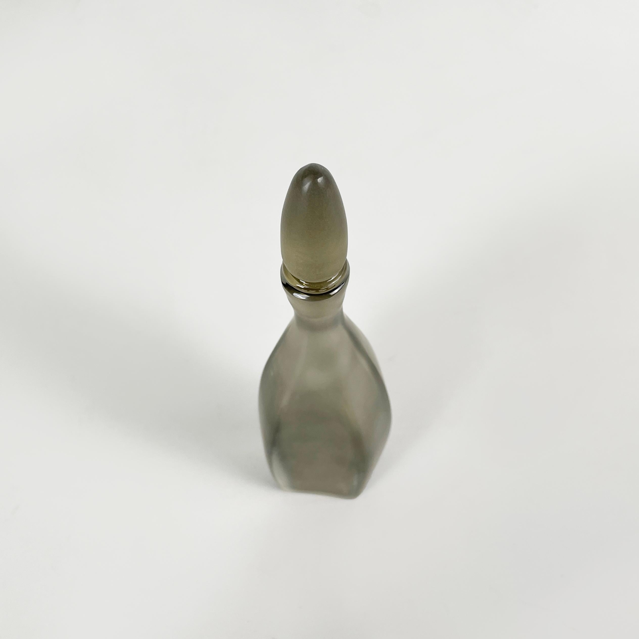 Italian modern Decorative bottle with cap in gray Murano glass by Venini, 1990s In Good Condition For Sale In MIlano, IT