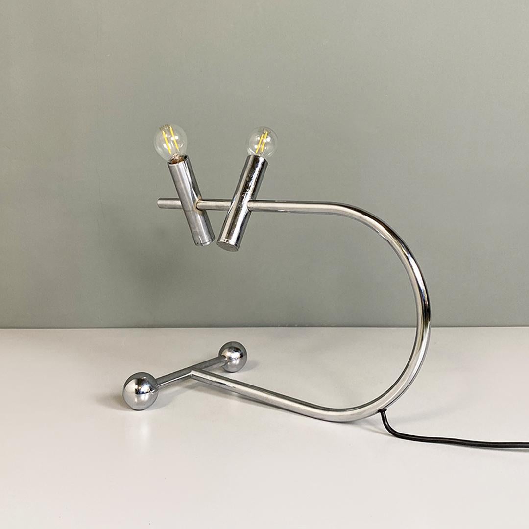 Lampe de bureau italienne moderne et décorative en acier chromé à deux lumières, années 1970
Lampe de table, décorative, avec structure en acier chromé, avec une base en forme de 