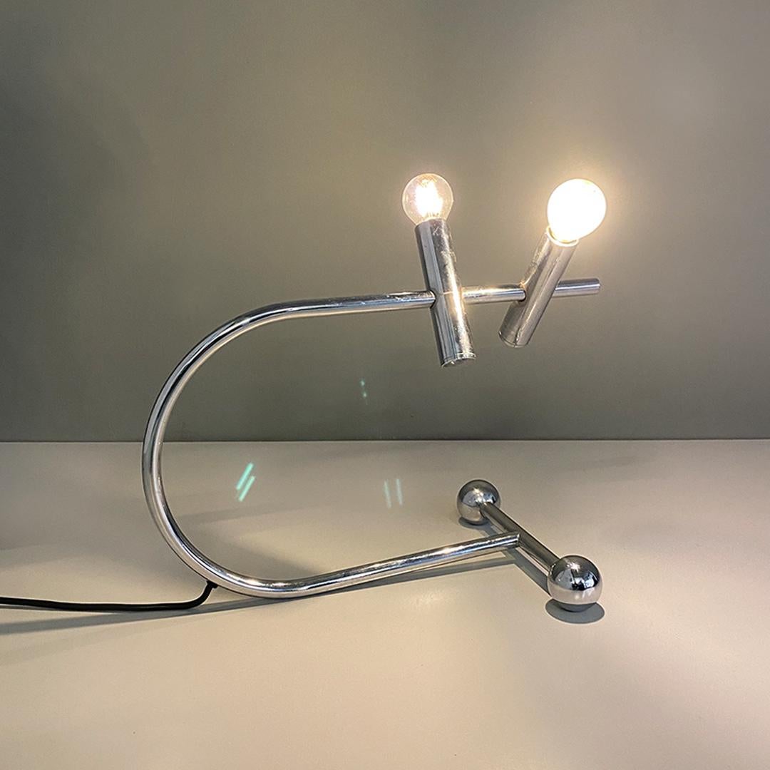 Lampe de bureau italienne moderne et décorative en acier chromé à deux lumières, années 1970 en vente 1