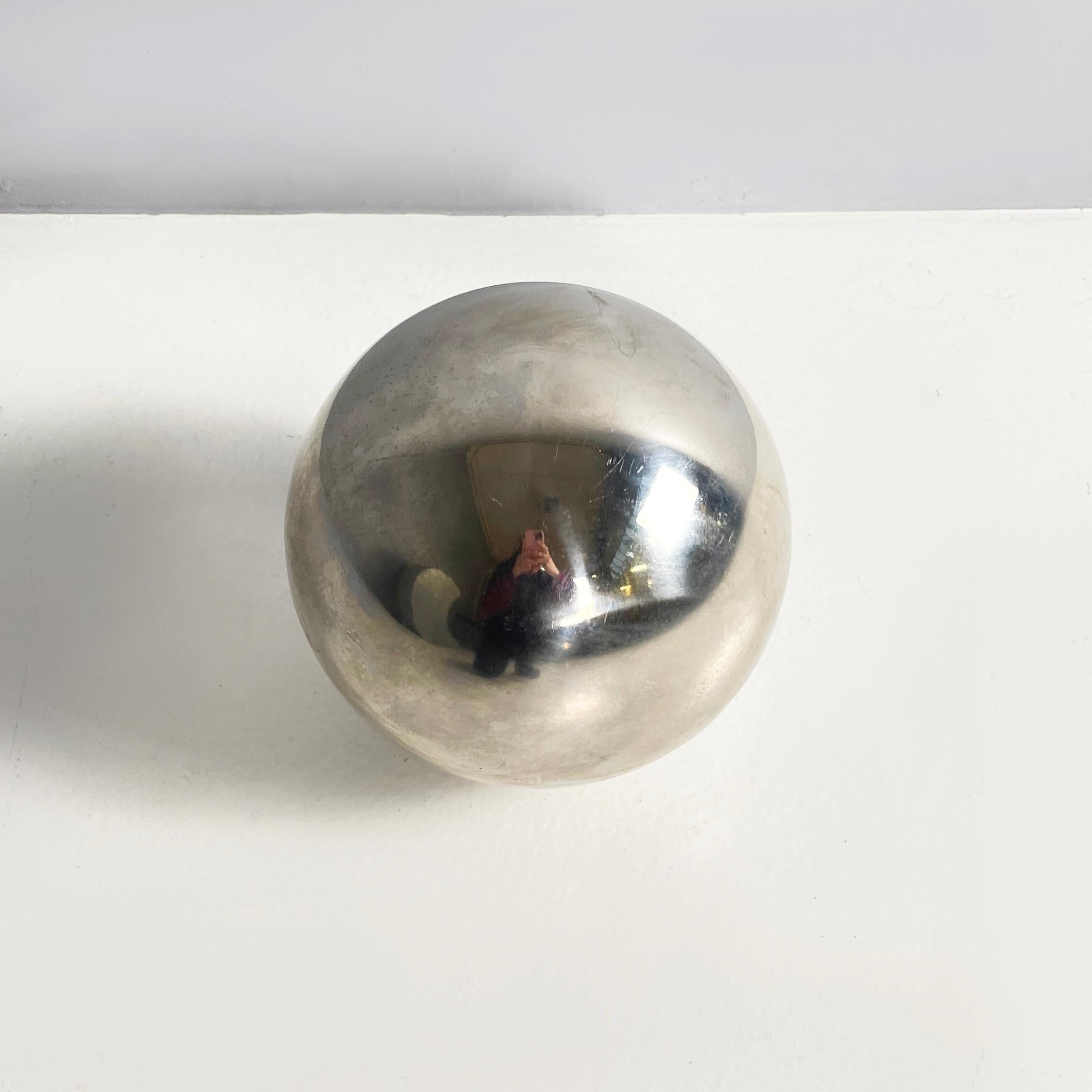 Italian modern Decorative metal sphere, 1990s
Decorative metal sphere.
1990 approx.
Vintage condition, it has scattered signs of age.
Measurements in cm 21x21h
This elegant ornament is perfect both to be placed on the armchair at the entrance, in