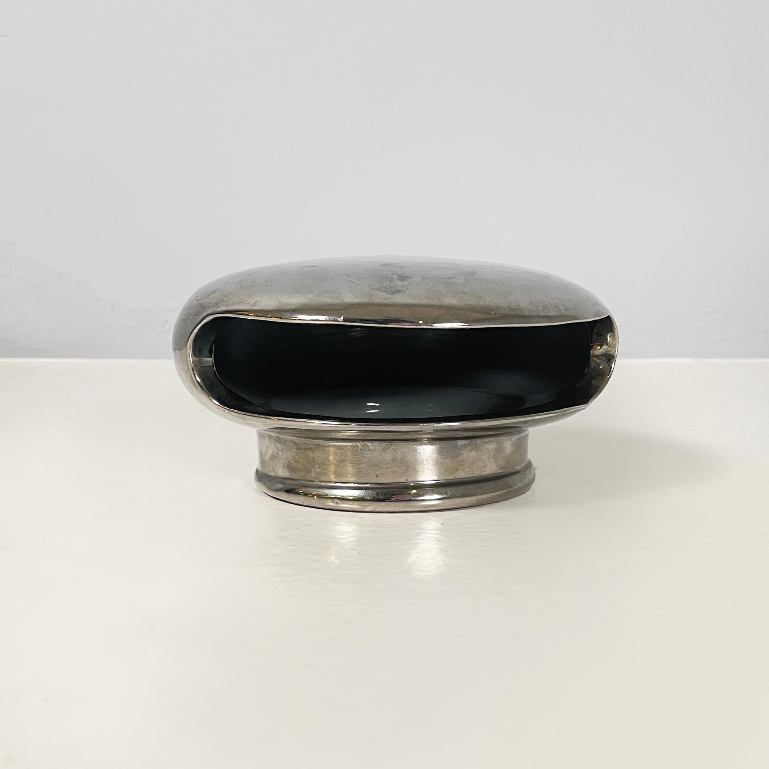 Italian modern Decorative table object or sculpture in silver ceramic, 2000s
Decorative table object with a round base, entirely in silver glazed ceramic. The rounded structure has a compartment that can be used to store small objects. The round