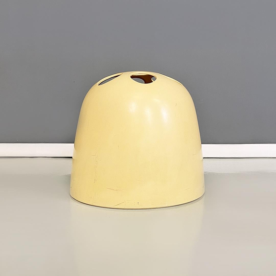 Italian modern yellowed plastic by time Dedalo umbrella stand by Emma Gismondi Schweinberger for Artemide, 1970s.
Dedalo model umbrella stand with a round base and dome-shaped structure, entirely in white plastic, but yellowed by time. Provided in