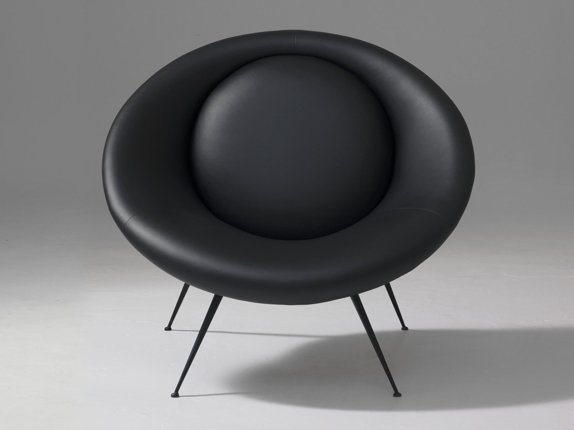 Moderne Grand fauteuil de conception moderne italienne en métal noir et cuir noir en vente