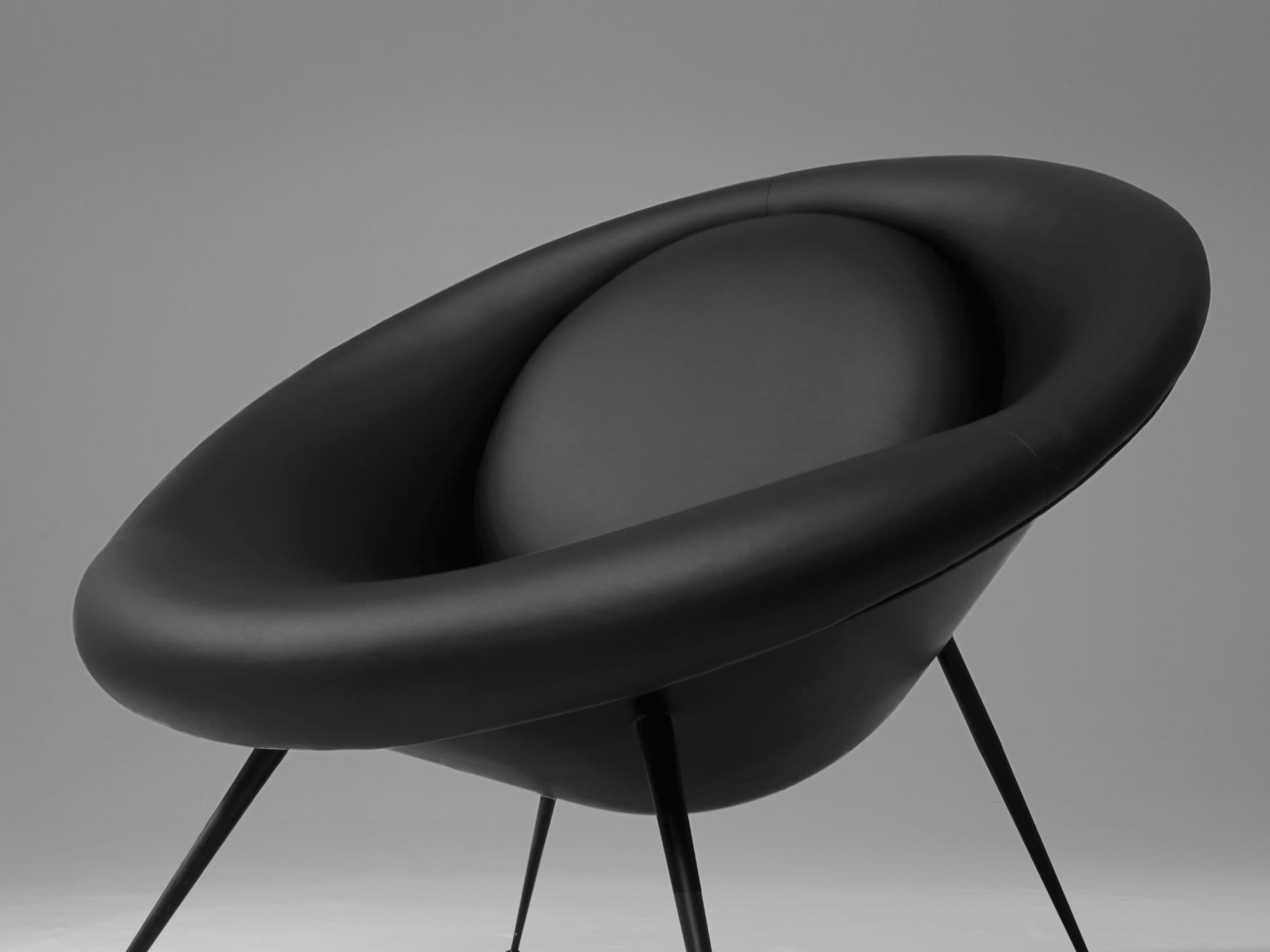 XXIe siècle et contemporain Grand fauteuil de conception moderne italienne en métal noir et cuir noir en vente