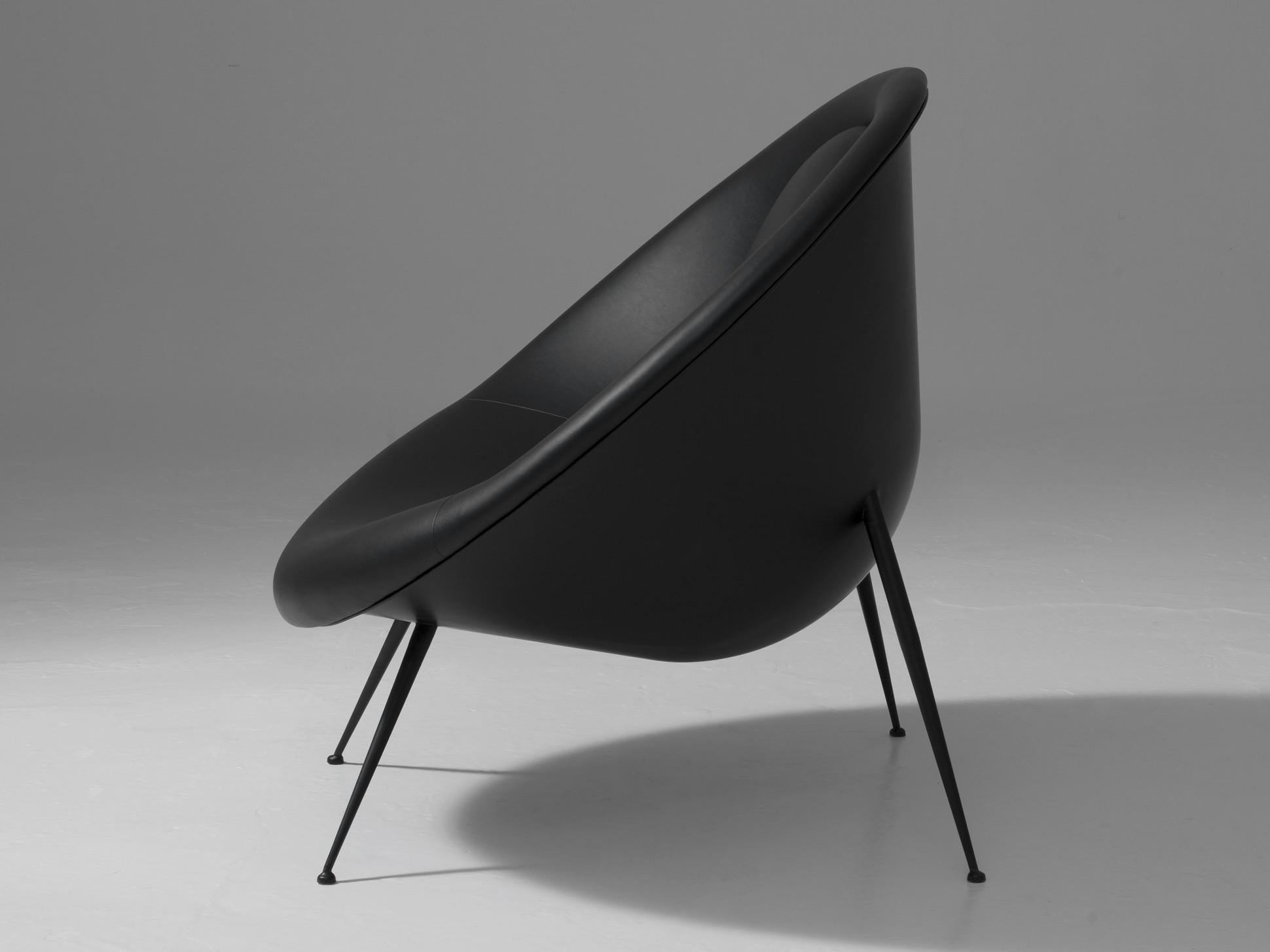 Métal Grand fauteuil de conception moderne italienne en métal noir et cuir noir en vente