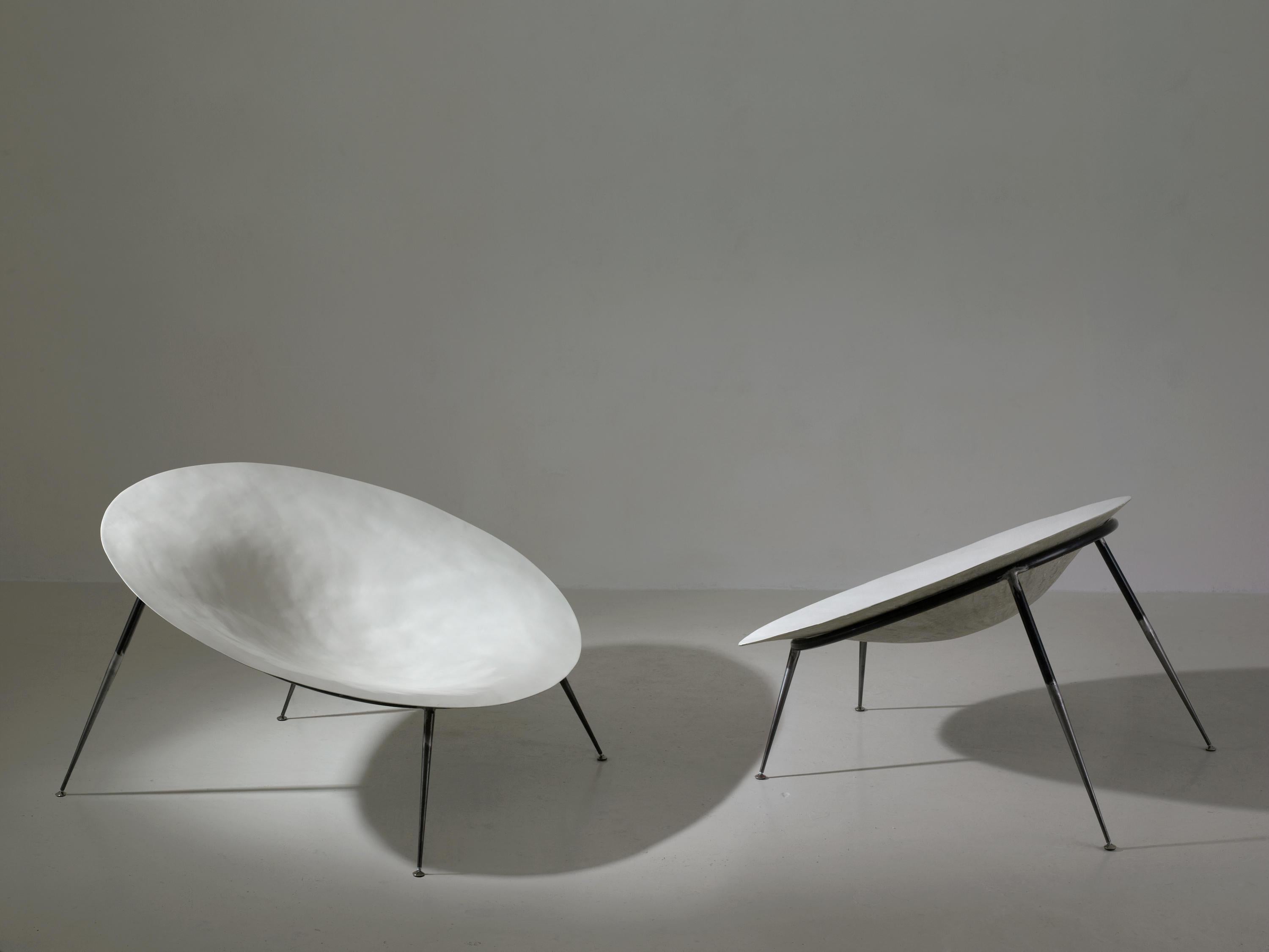 Italian and organic design pair of important (140 cm diameter) lounger armchair with fiberglass shell, metal feet and white mate lacquer! Outstanding and in excellent state (new items, never used).