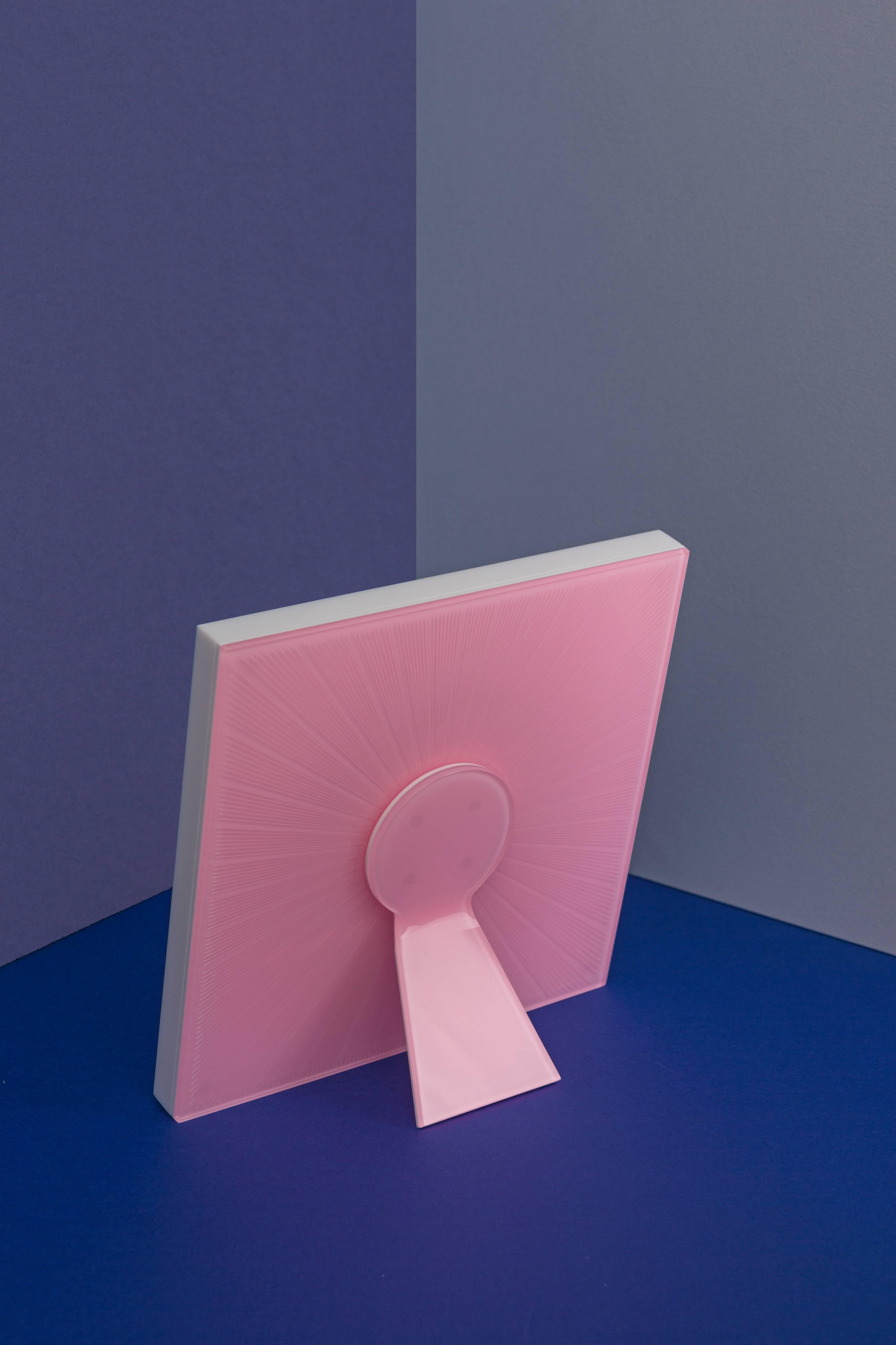 Der Bilderrahmen Sharing Pink ist ein quadratischer italienischer rosa Plexiglas, Ausgabe von Kunst mit Herz Sammlung von Fotorahmen recto verso von Laura G Italien. Es ist etwas Besonderes, weil es sowohl auf der Vorder- als auch auf der Rückseite