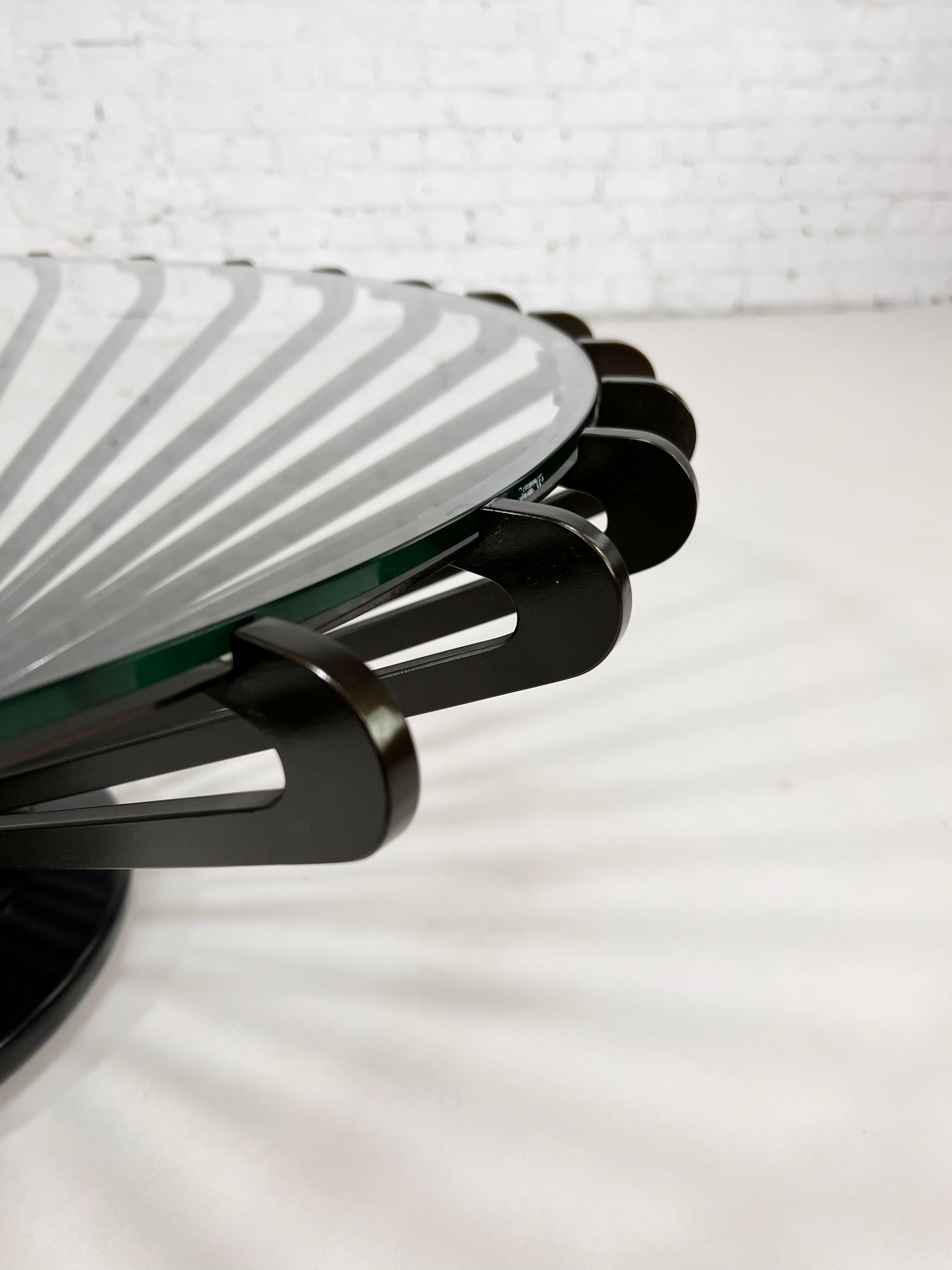 Italienischer Moderner Design Stil Metall und Glas Runder Couchtisch (21. Jahrhundert und zeitgenössisch) im Angebot