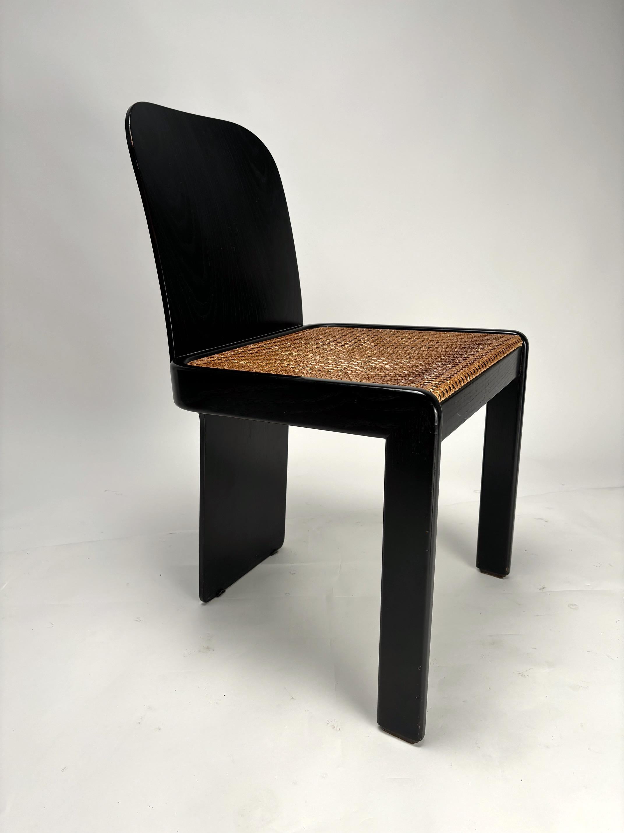 Elegante juego de 4 sillas de madera lacada en negro y asiento de paja de Viena diseñado por el famoso diseñador italiano Pierluigi Molinari para Verga, años 70

Son sillas cómodas y refinadas que se adaptan con estilo a diferentes contextos vitales