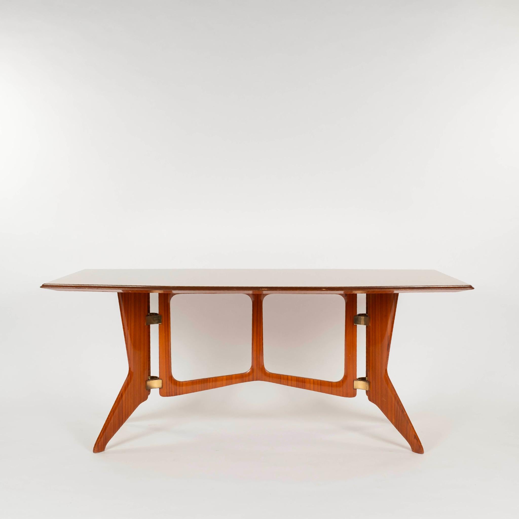Tavolo da pranzo moderno italiano degli anni '50 di Ariberto Colombo con gambe stilizzate, supporto centrale con accenti in ottone e piano in vetro dipinto al contrario.