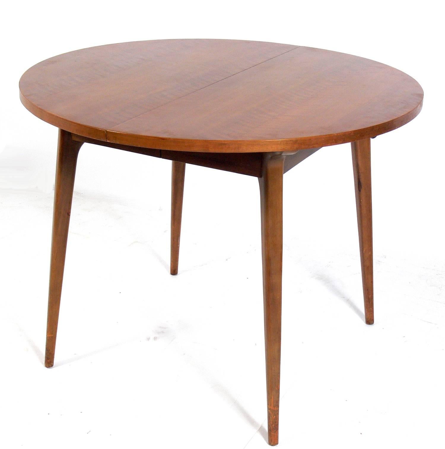 Italian modern dining table, designed by Bertha Schaefer for Singer and Sons, Italy, circa 1950s. Schaefer designed this line for Singer and Sons with his contemporaries Gio Ponti, Carlo de Carli, and Franco Albini. The table measures an impressive