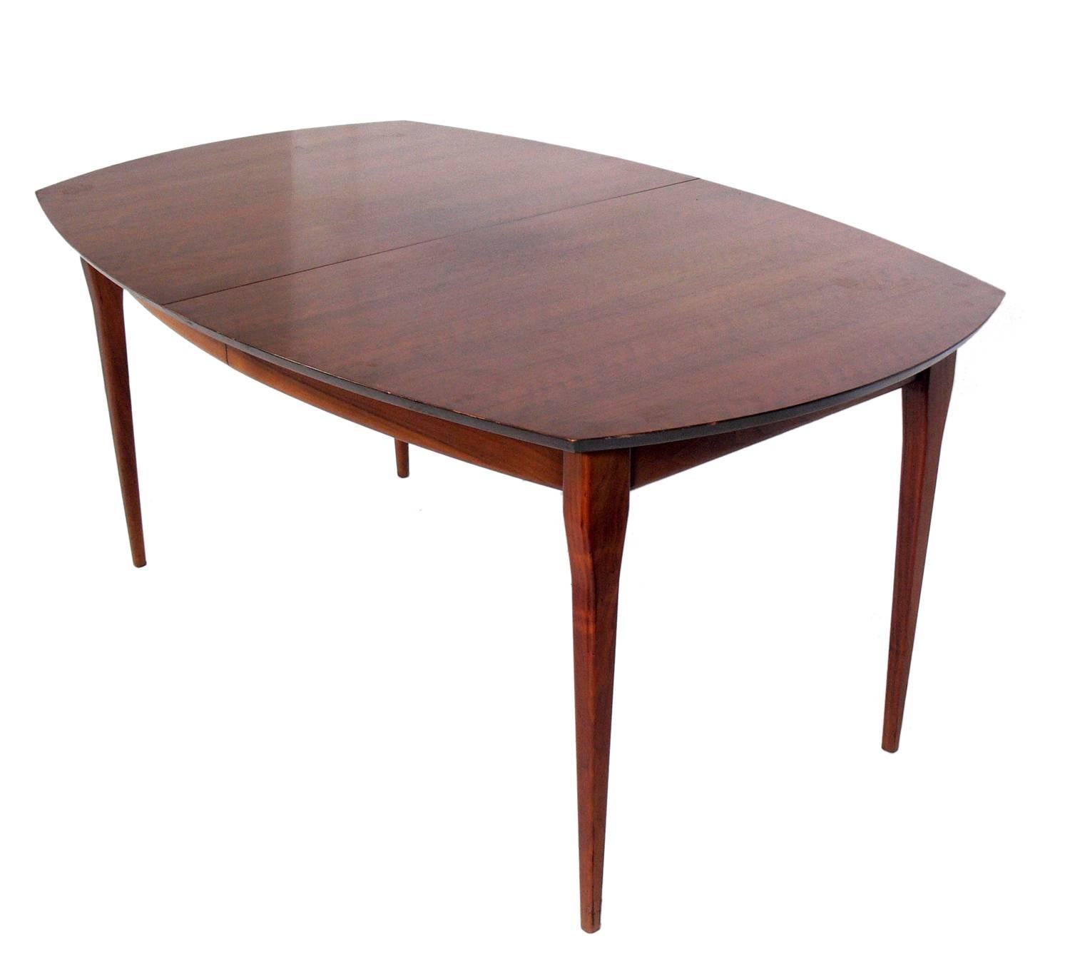 Italian modern dining table, designed by Bertha Schaefer for Singer and Sons, Italy, circa 1950s. Schaefer was one of the leading female designers of the era, and designed this line for Singer and Sons with her contemporaries Gio Ponti, Carlo de