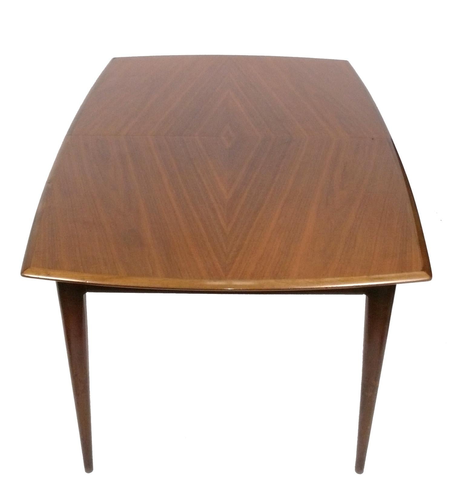 Table de salle à manger moderne italienne, conçue par Bertha Schaefer pour Singer and Sons, Italie, vers les années 1950. Schaefer était l'une des principales femmes stylistes de l'époque et a conçu cette ligne pour Singer and Sons avec ses
