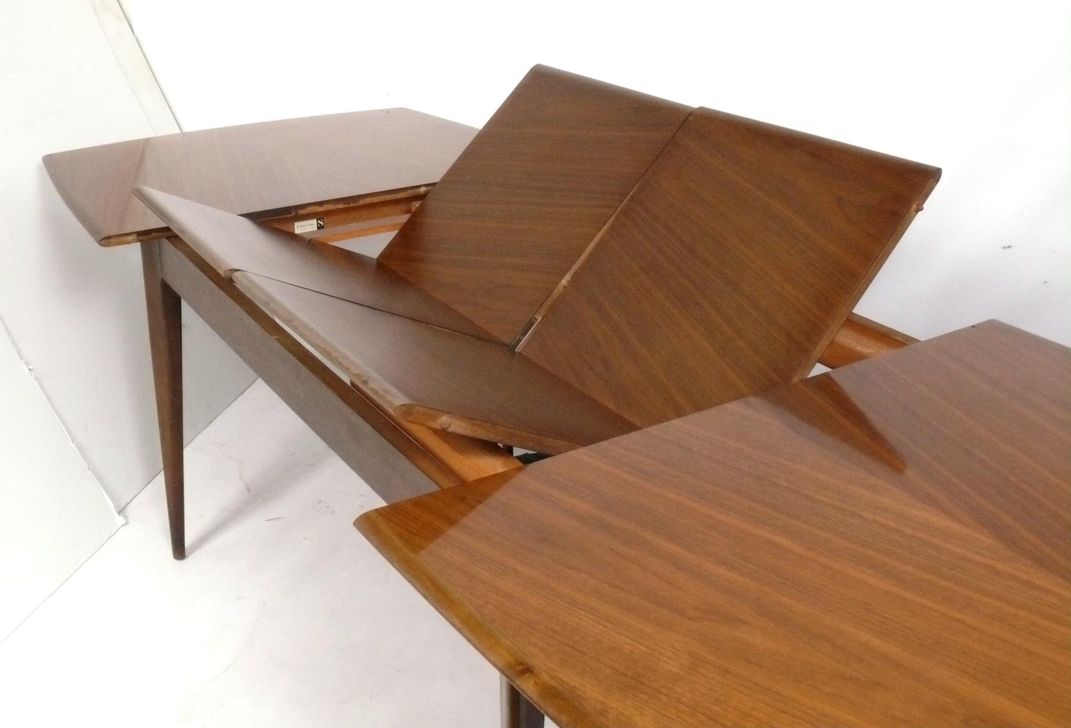 Noyer Table de salle à manger moderne italienne de Bertha Schaefer pour Singer and Sons en vente