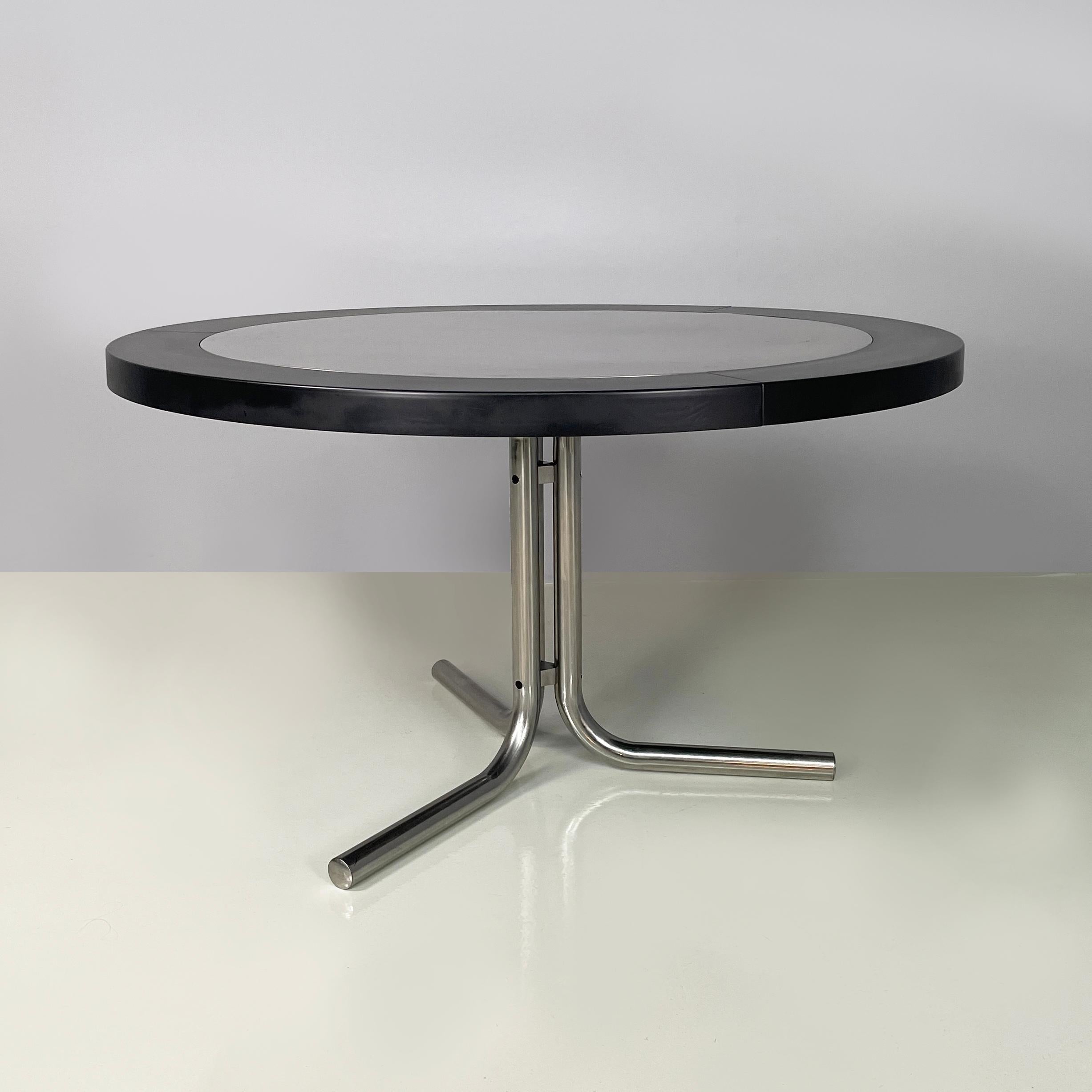 Moderner italienischer moderner Esstisch Desco  Achille Castiglioni für Zanotta, 1970er-Jahre
Esstisch Mod. Desco mit runder Platte aus satiniertem Stahl mit schwarzem Kunststoffprofil. Das 3-Speichen-Bein ist aus Metallrohr gefertigt.
Produziert