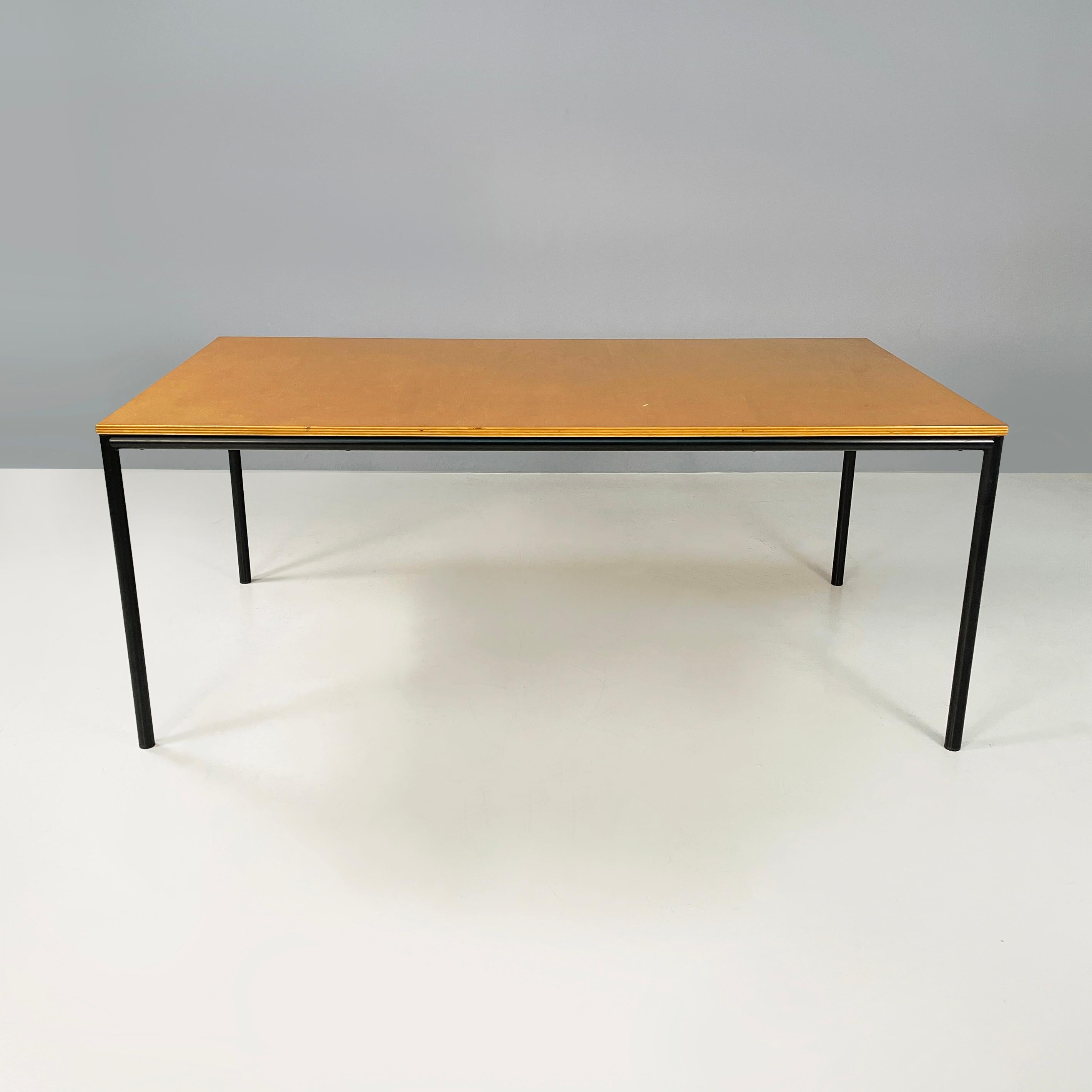 Table de salle à manger ou bureau moderne italien en bois et métal noir, années 1980
Table de salle à manger ou bureau avec plateau rectangulaire en bois clair. La structure à laquelle sont fixés le plateau et les pieds est en tube métallique peint