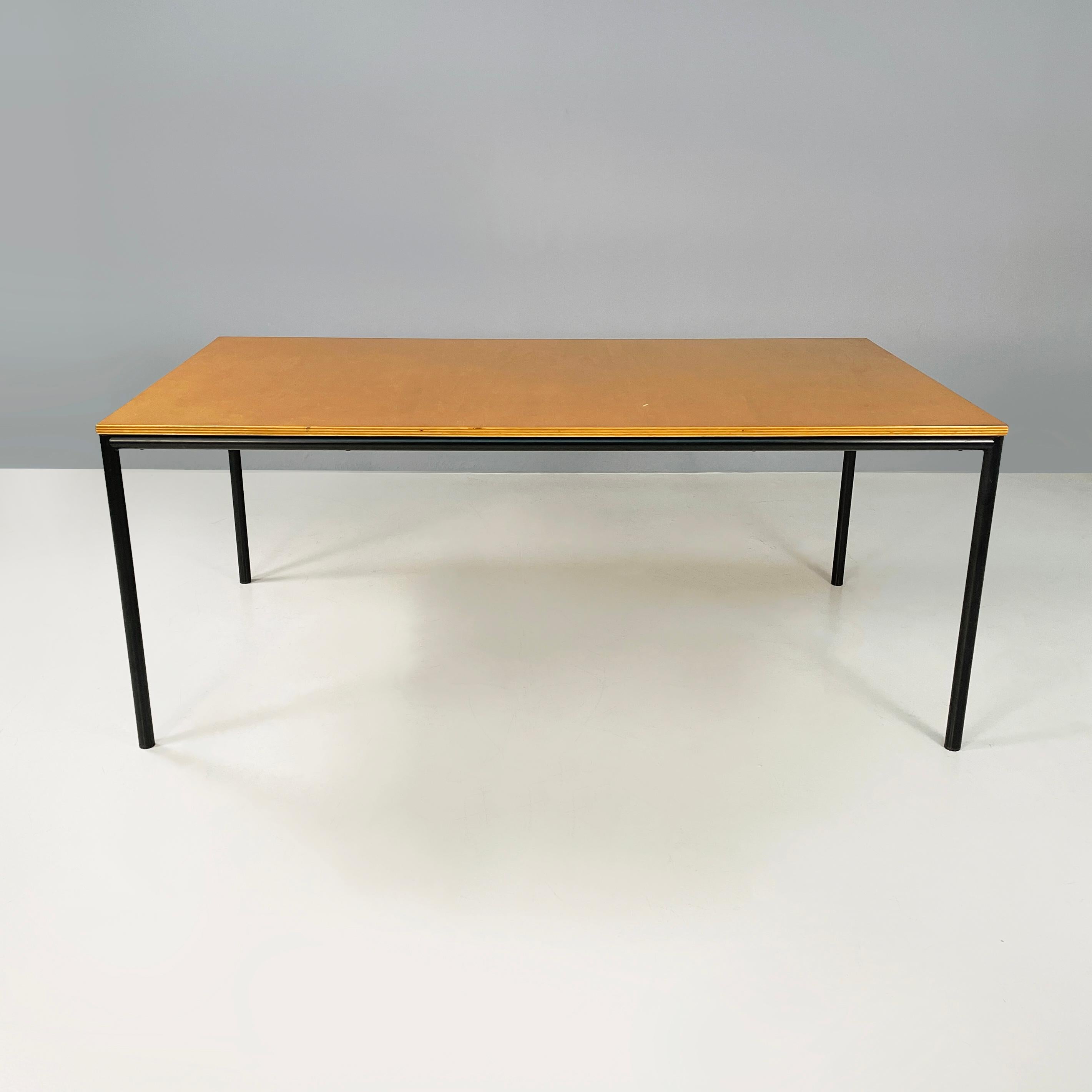 Table ou bureau de salle à manger moderne italien en bois et métal&wood, années 1980
Table de salle à manger ou bureau avec plateau rectangulaire en bois clair. La structure à laquelle sont fixés le plateau et les pieds est en tube métallique peint