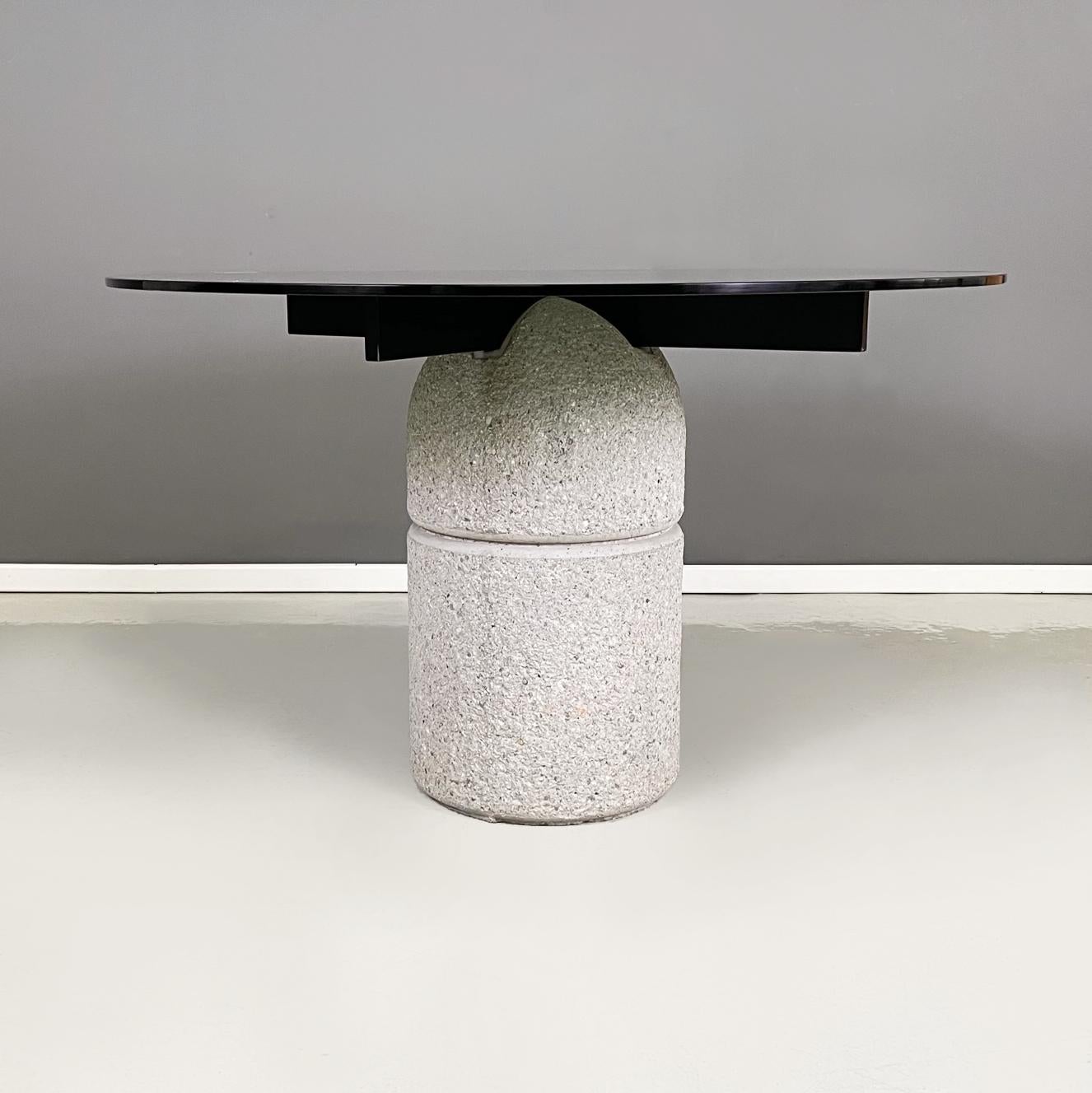 Italian modern Dining table Paracarro by Giovanni Offredi for Saporiti Italia, 1970s
Dining table mod. Paracarro with round top in smoked glass. The structure that supports the top is made up of a black painted metal cross, set in a concrete