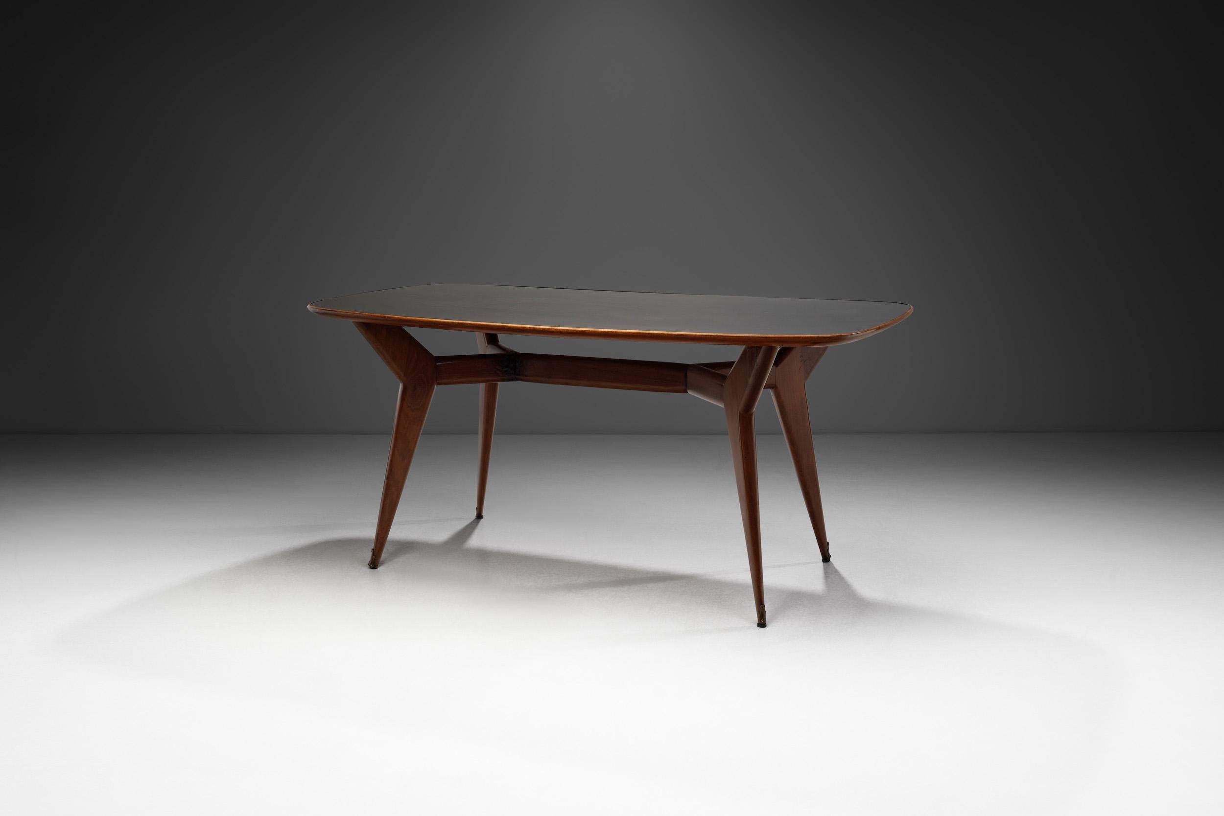 Durante il XX secolo, il design italiano di metà secolo ha abbracciato l'innovazione, fondendo l'artigianato tradizionale con l'estetica moderna. Questo periodo divenne famoso per la fusione di funzionalità e forme artistiche, creando pezzi di