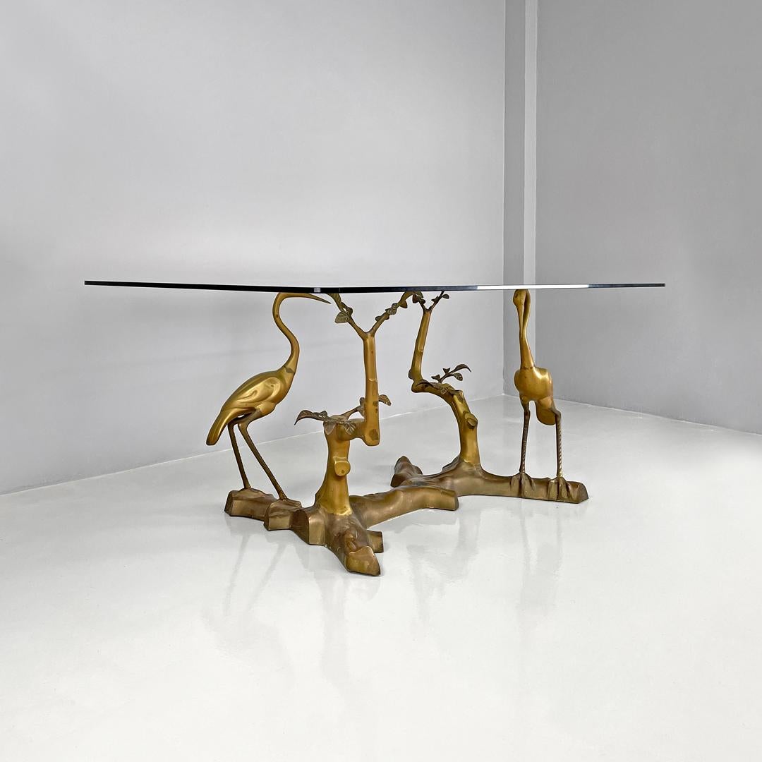 Italian modern dining table with sculpted and decorated brass structure, 1970s In Good Condition For Sale In MIlano, IT