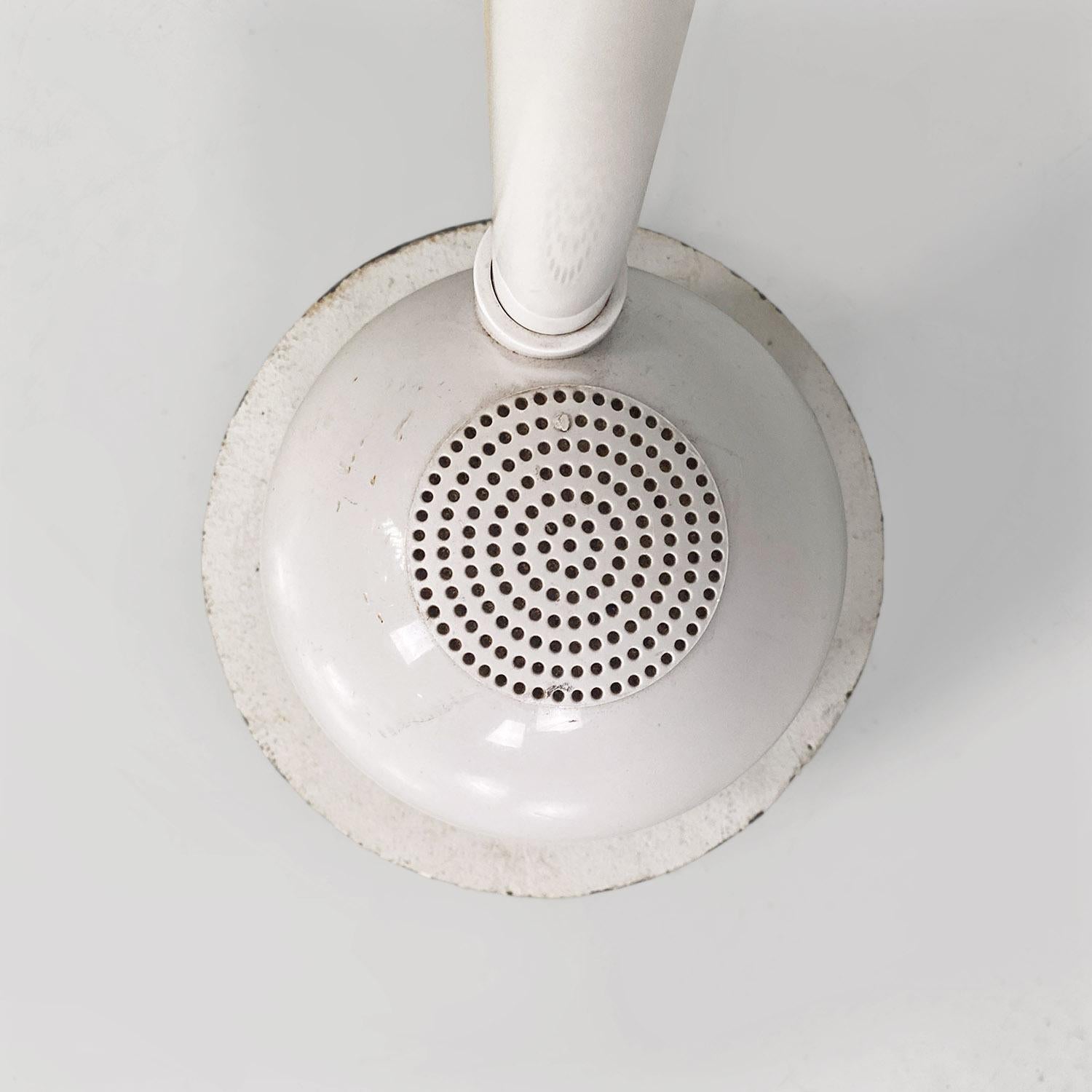 Italian modern directional white metal and plastic floor lamp, 1980s For Sale 4