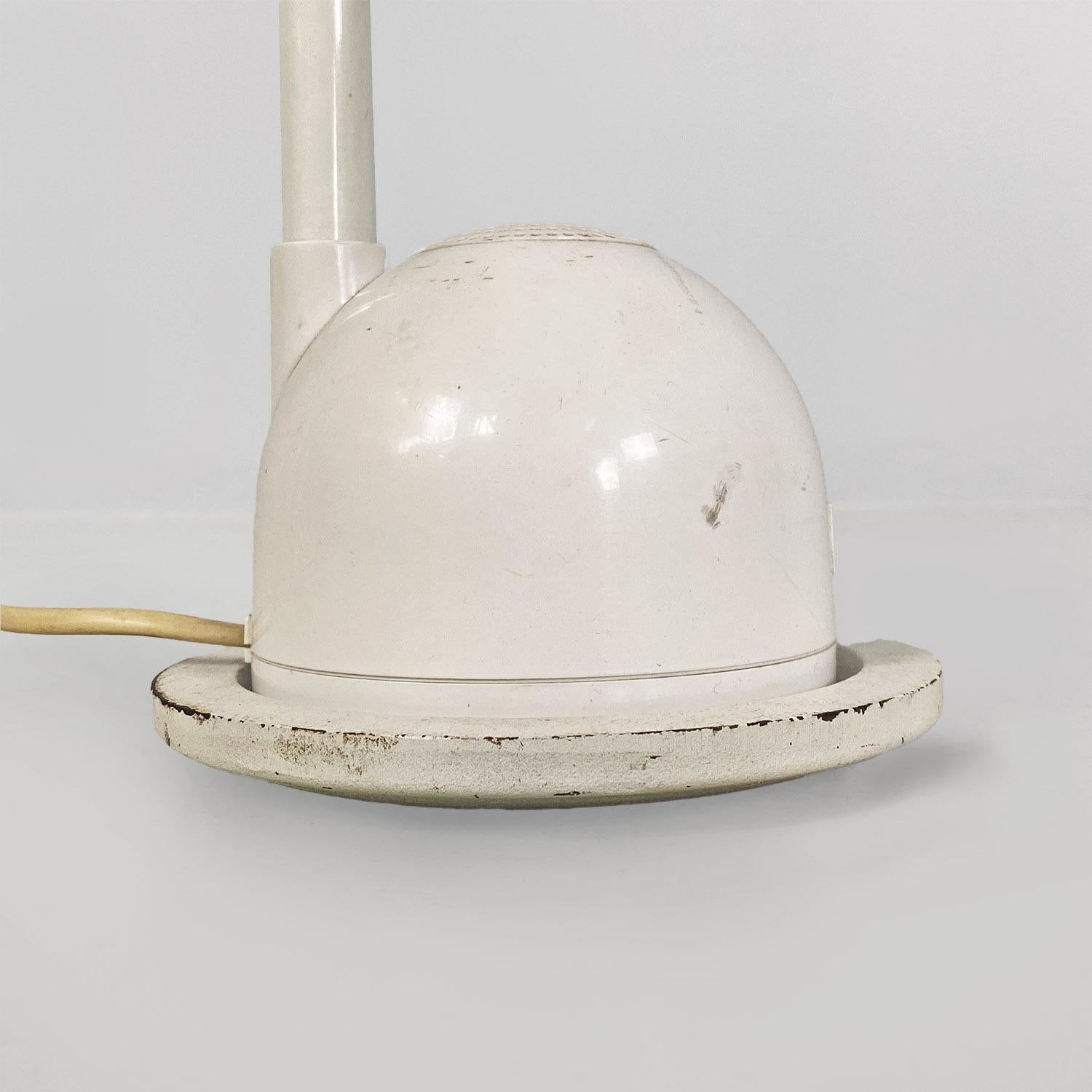 Italian modern directional white metal and plastic floor lamp, 1980s For Sale 5