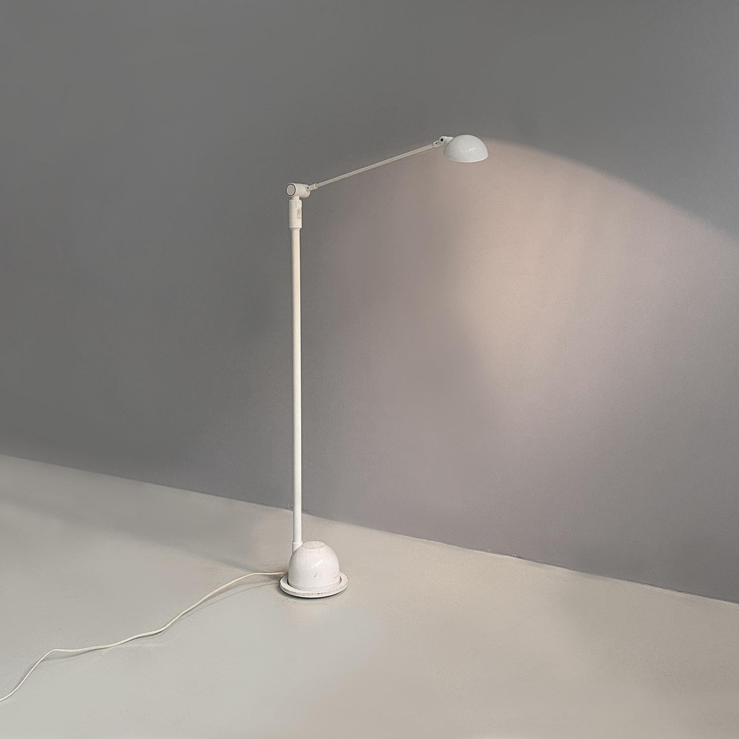 Italian modern directional white metal and plastic floor lamp, 1980s For Sale 7