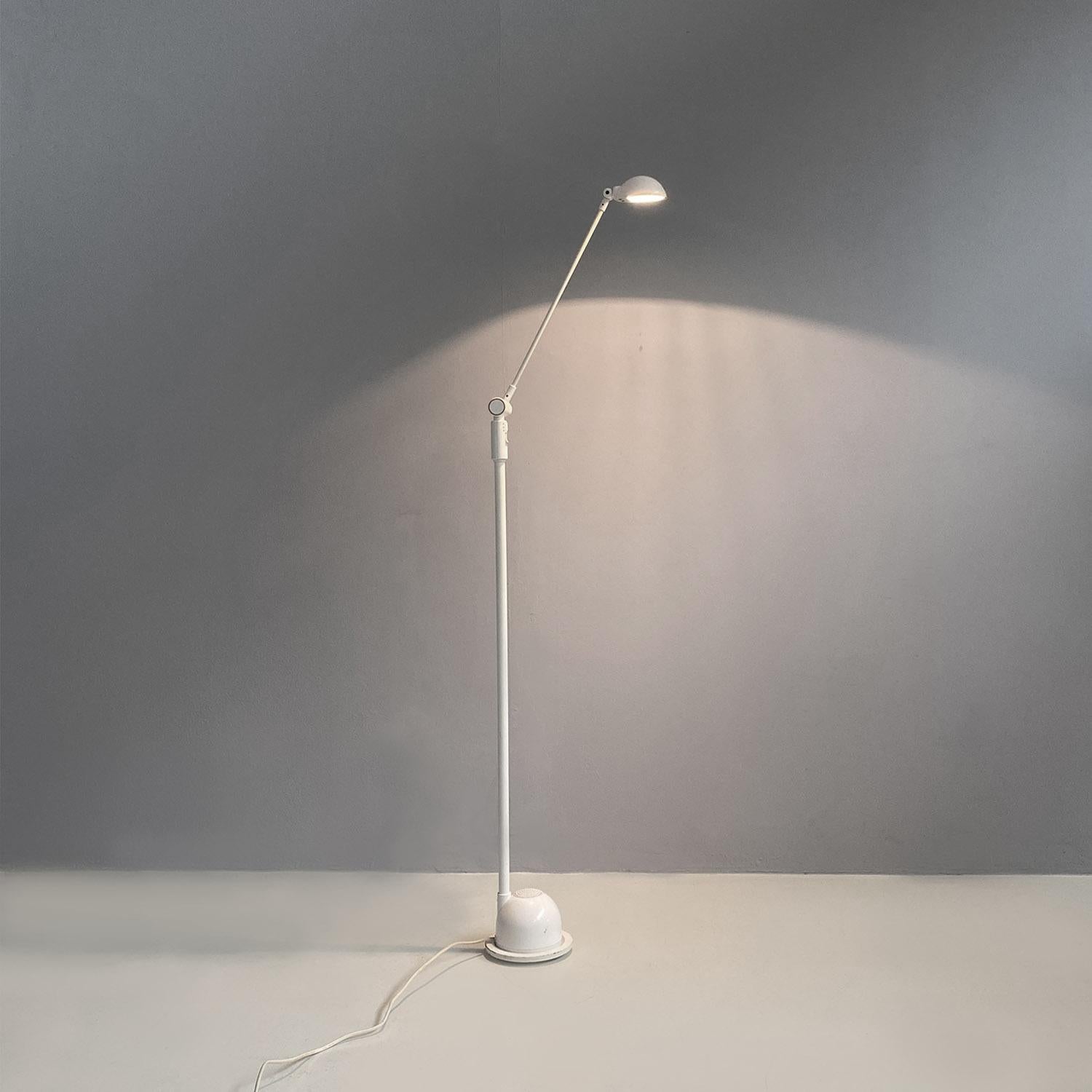 Italian modern directional white metal and plastic floor lamp, 1980s For Sale 8