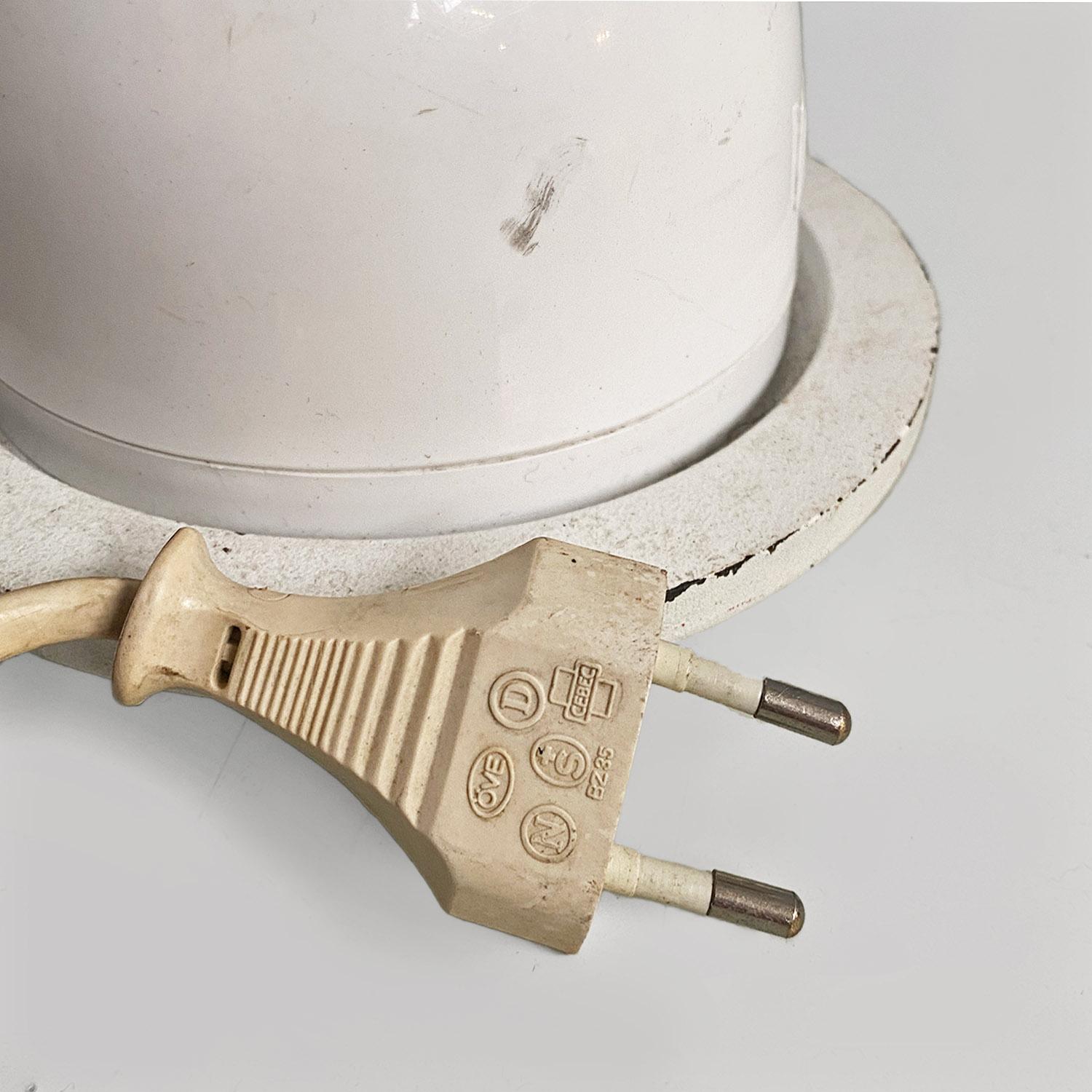 Italian modern directional white metal and plastic floor lamp, 1980s For Sale 9