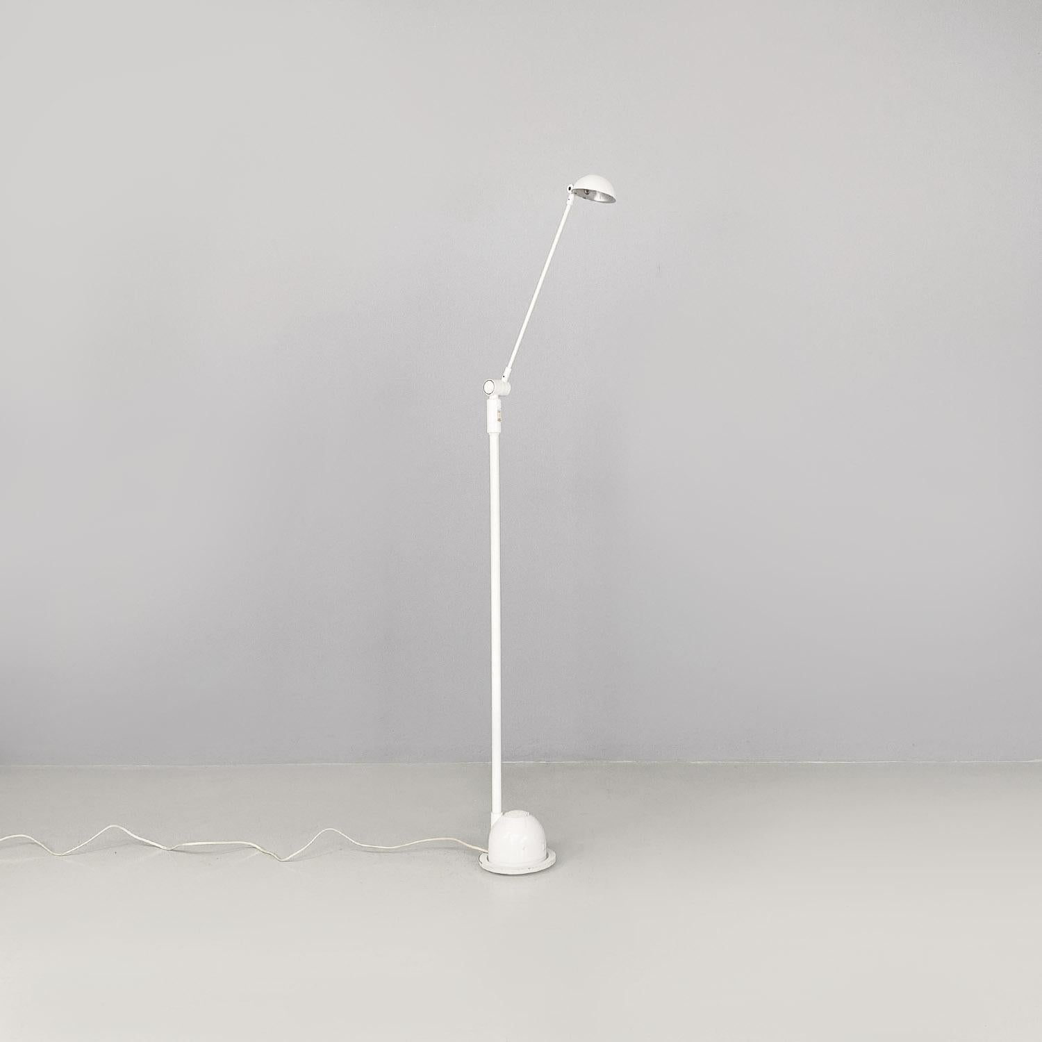 Italian modern directional white metal and plastic floor lamp, 1980s.
Adjustable floor lamp, with metal and plastic structure with four different inclinations of the upper part of the structure to direct the light as desired, in fact the lampshade