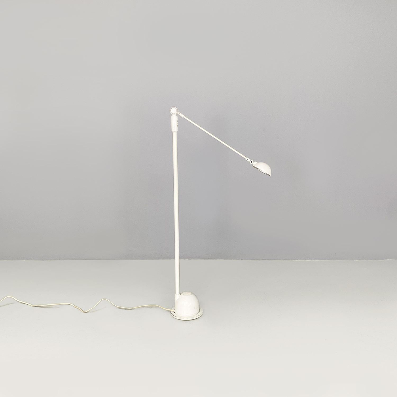 Italian modern directional white metal and plastic floor lamp, 1980s In Good Condition For Sale In MIlano, IT
