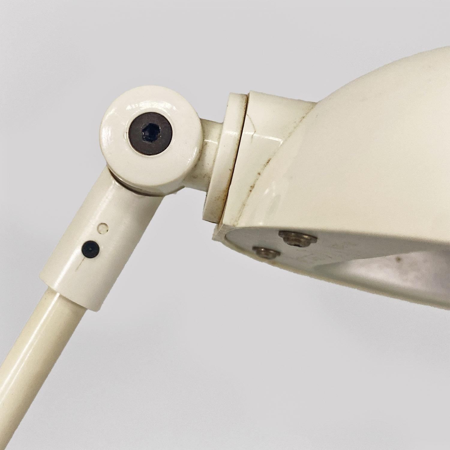 Italian modern directional white metal and plastic floor lamp, 1980s For Sale 1