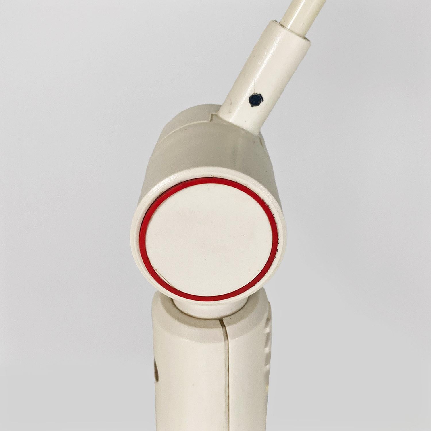 Italian modern directional white metal and plastic floor lamp, 1980s For Sale 2
