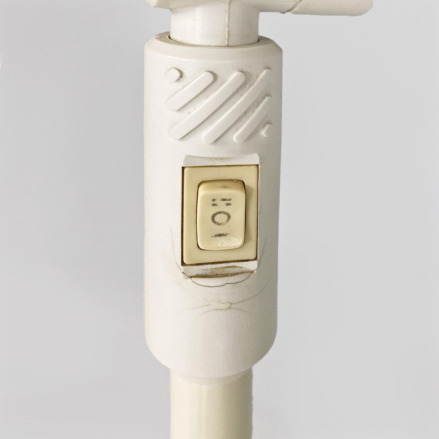 Italian modern directional white metal and plastic floor lamp, 1980s For Sale 3