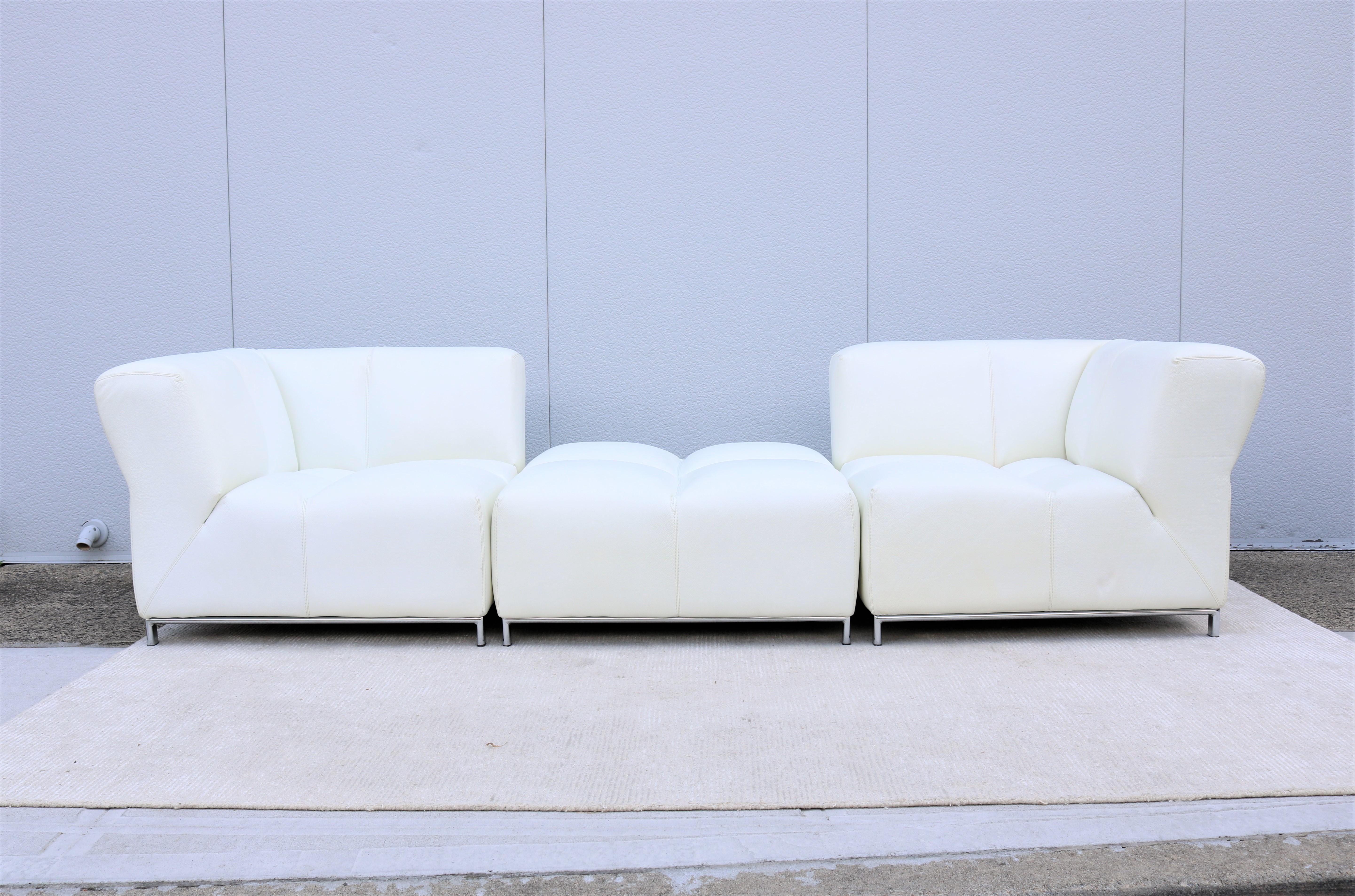 Elegant Modern Domino modular three pieces white leather sofa by Gamma Arredamenti.
Its hallmark is a pristine high-end modern design, modular-seating system, effortlessly delivers supreme comfort levels and real relaxation for hours on end.
Defined