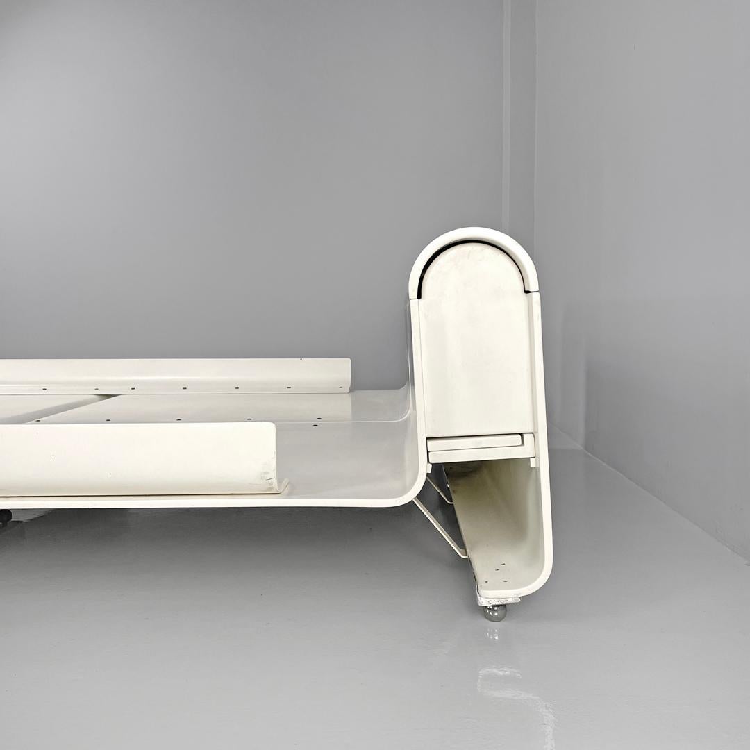 Modernes italienisches modernes Doppelbett Aiace aus weißem Holz von Benatti, 1970er Jahre im Angebot 9